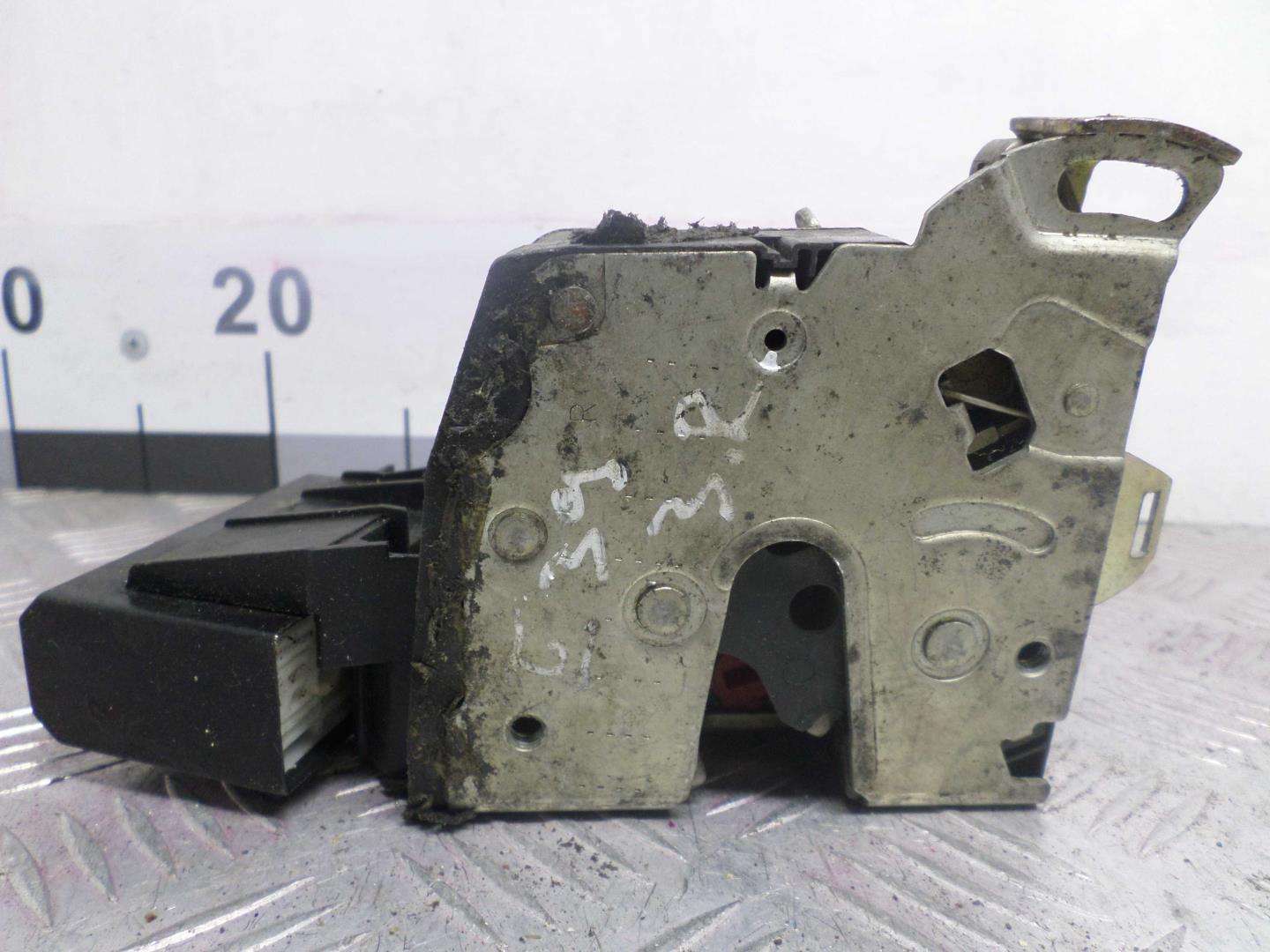 Замок двери задней правой