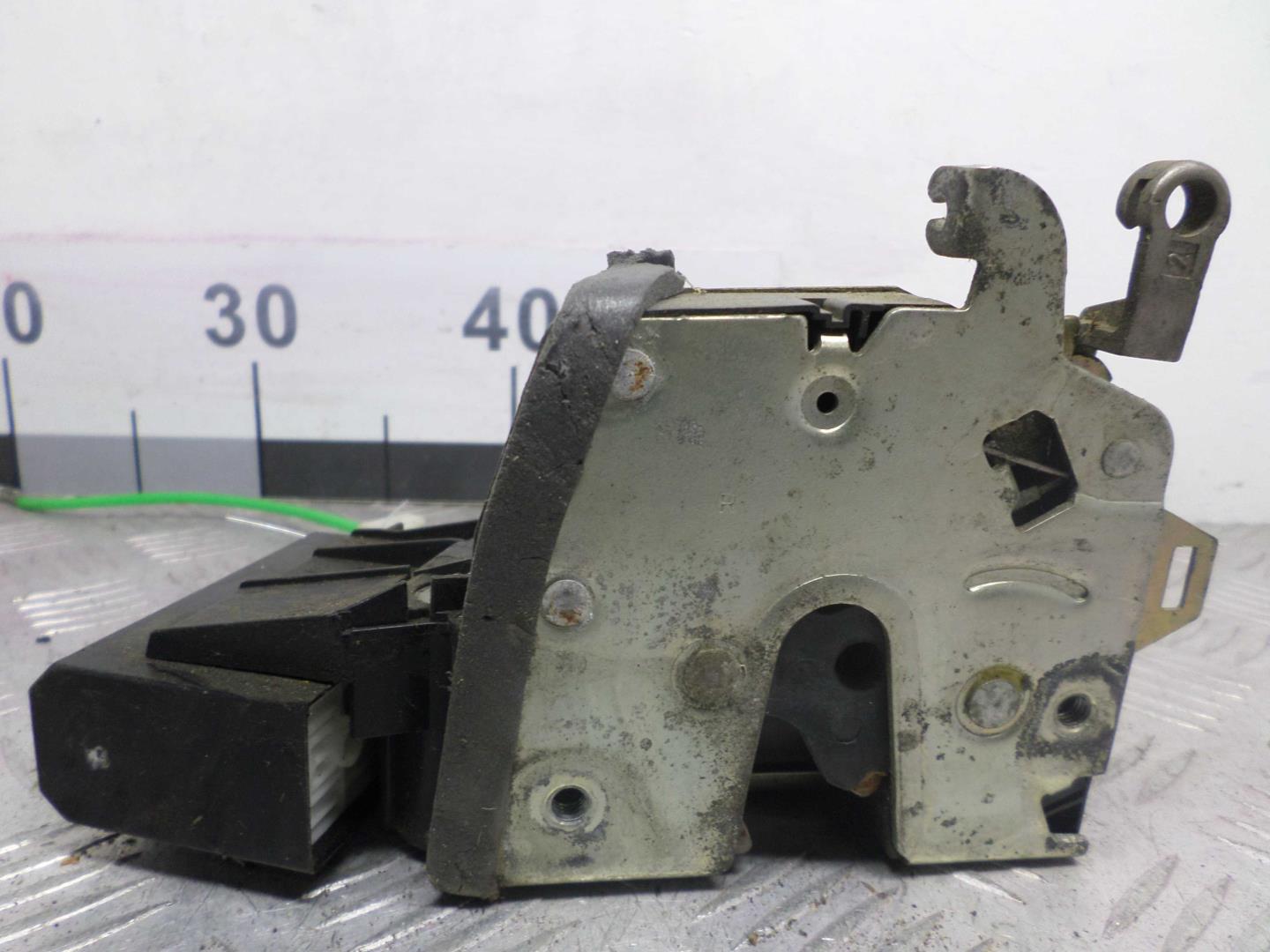 Замок двери передней правой