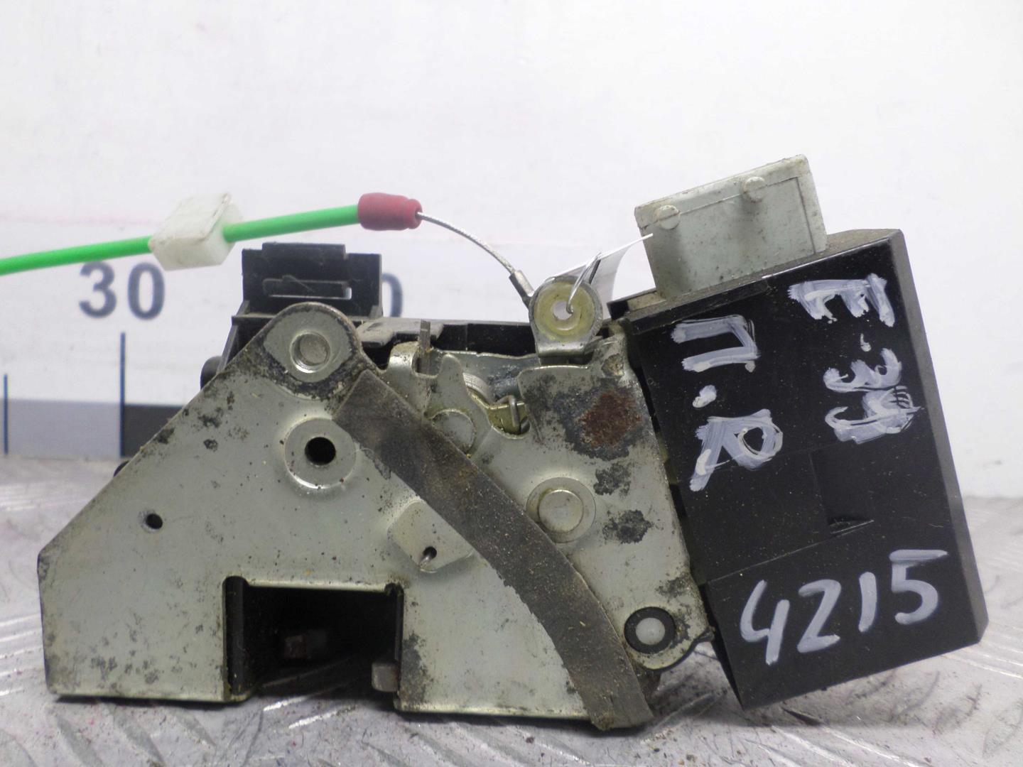 Замок двери передней правой