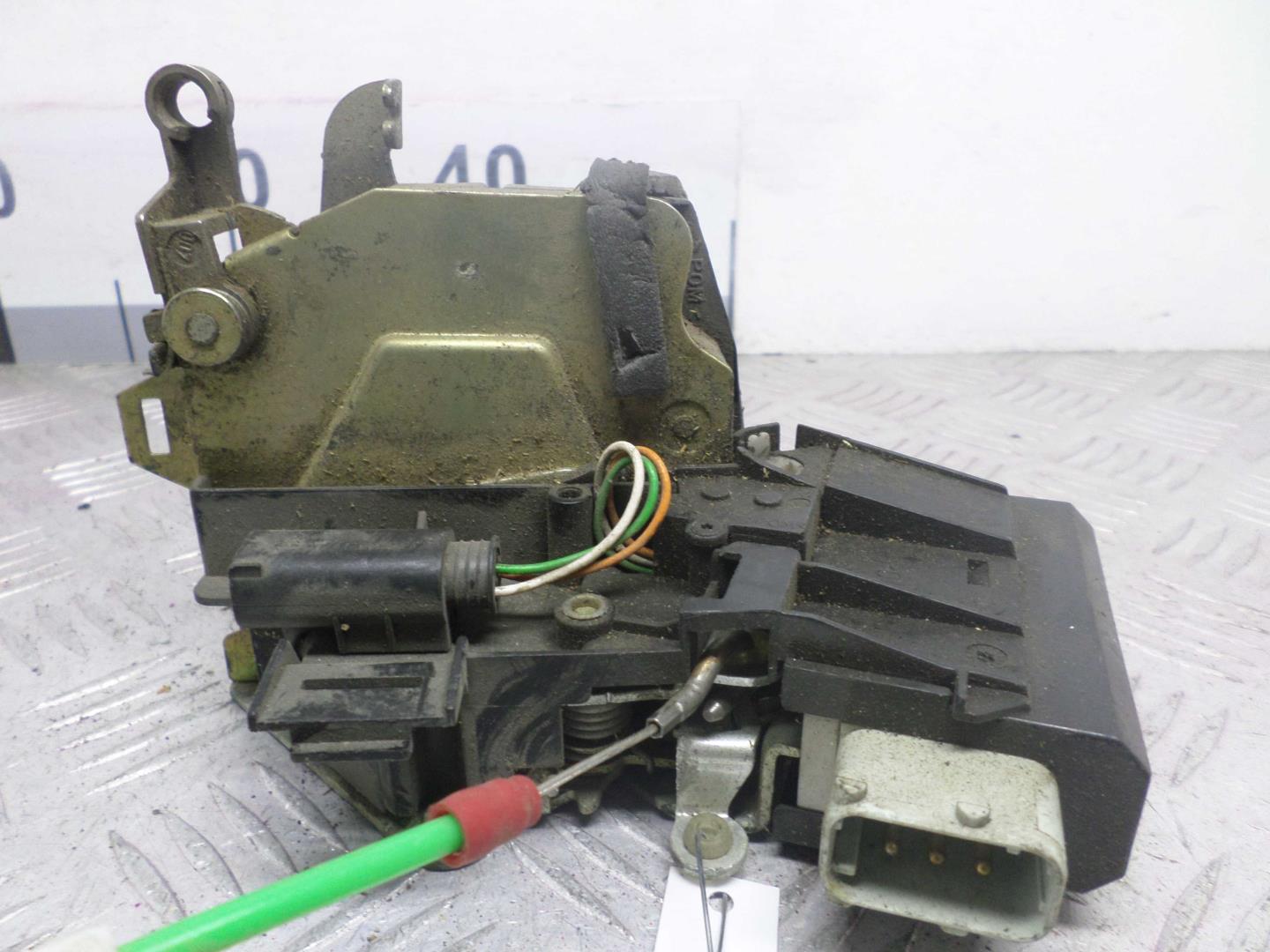 Замок двери передней правой