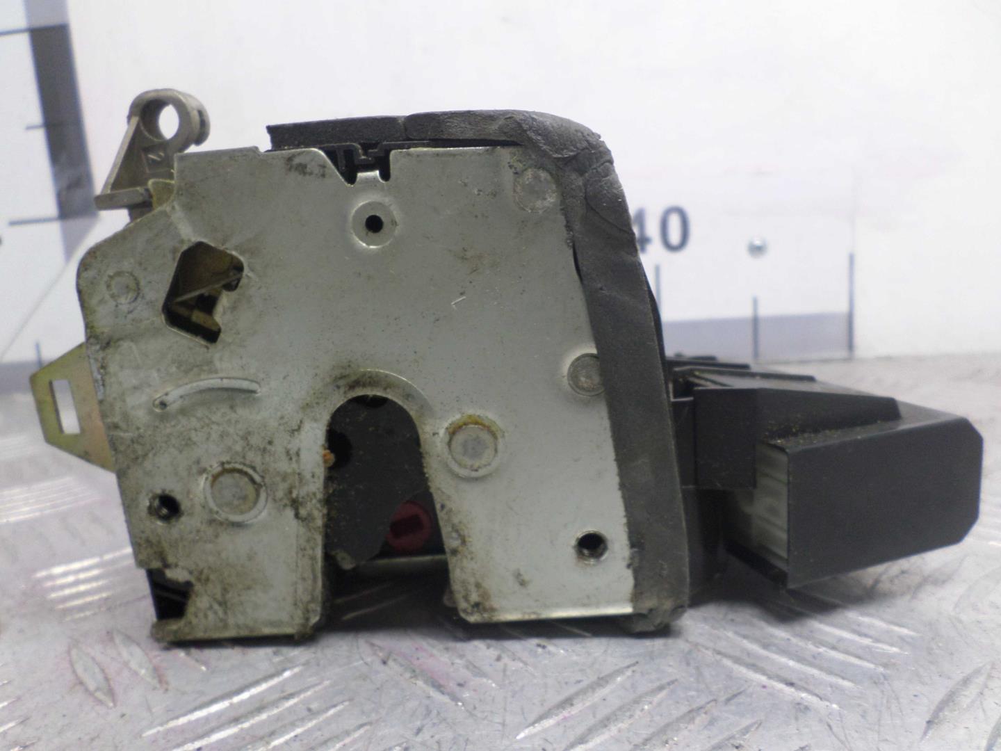 Замок двери задней левой