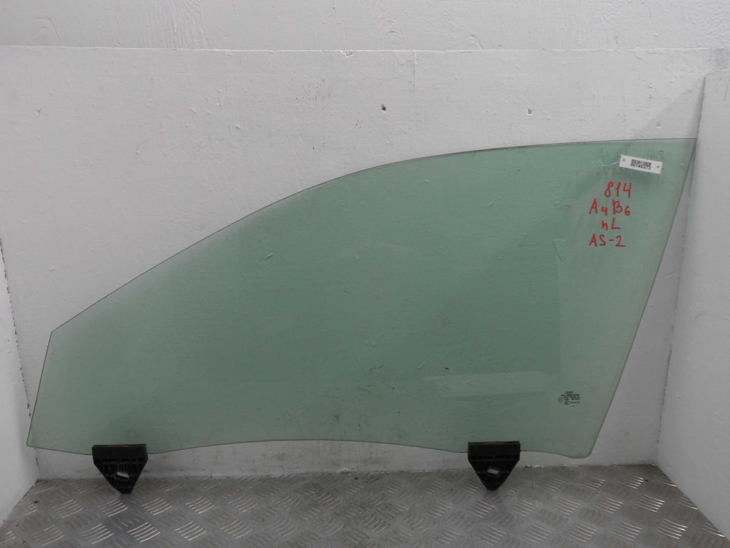 Стекло двери передней левой