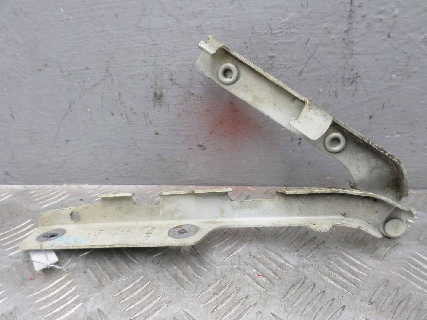 Петля капота правая