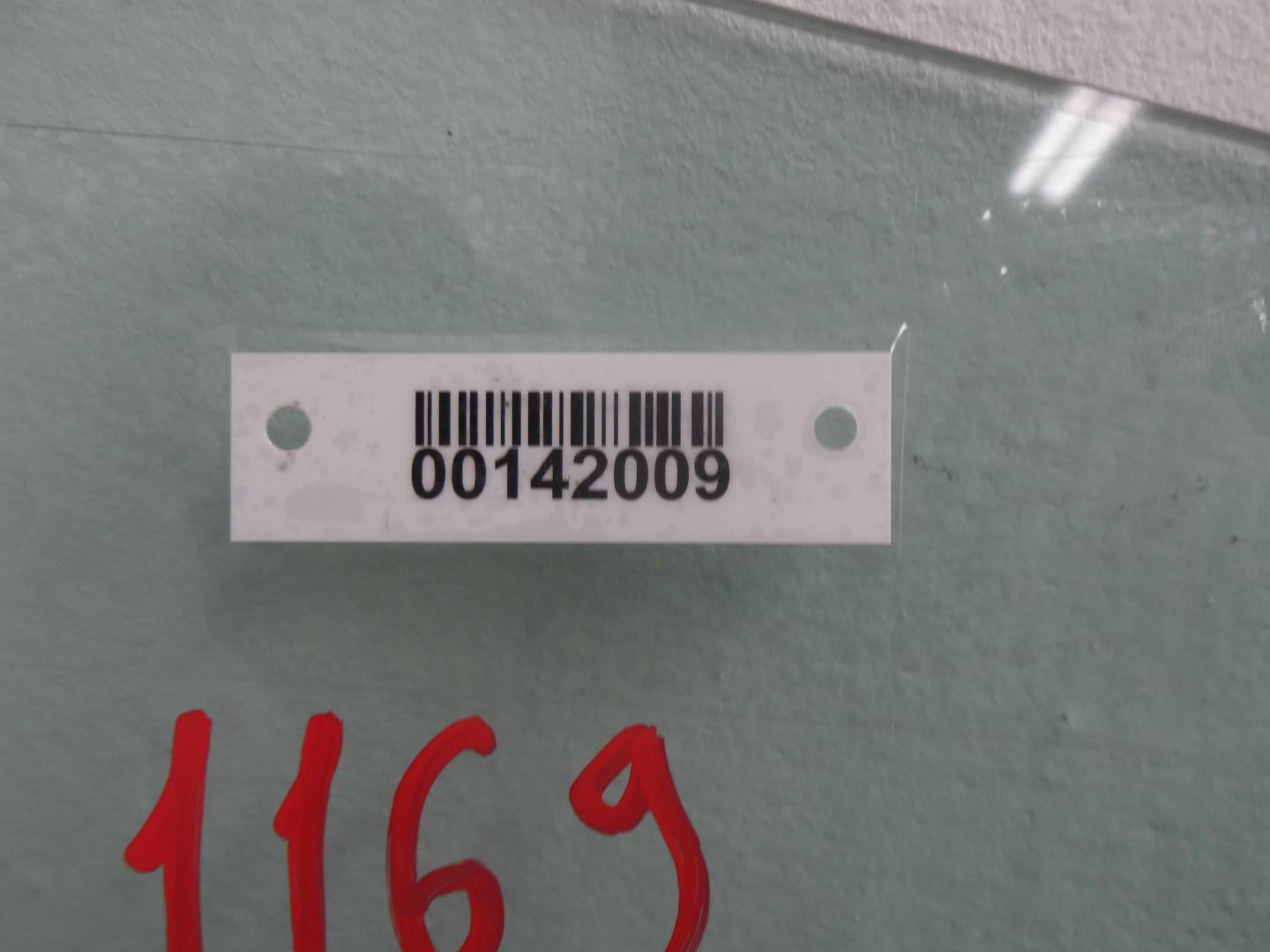 Стекло двери передней правой