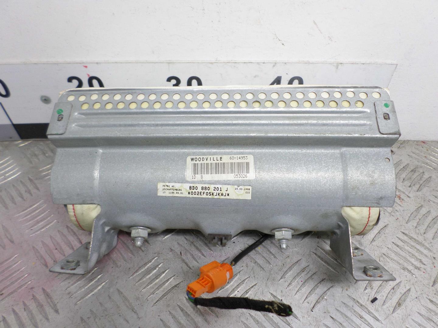 Подушка безопасности пассажирская (в торпедо)