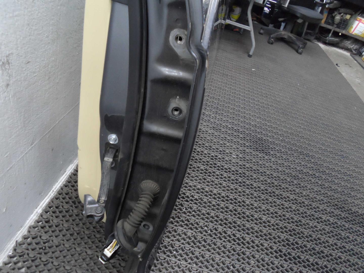 Стекло двери задней левой