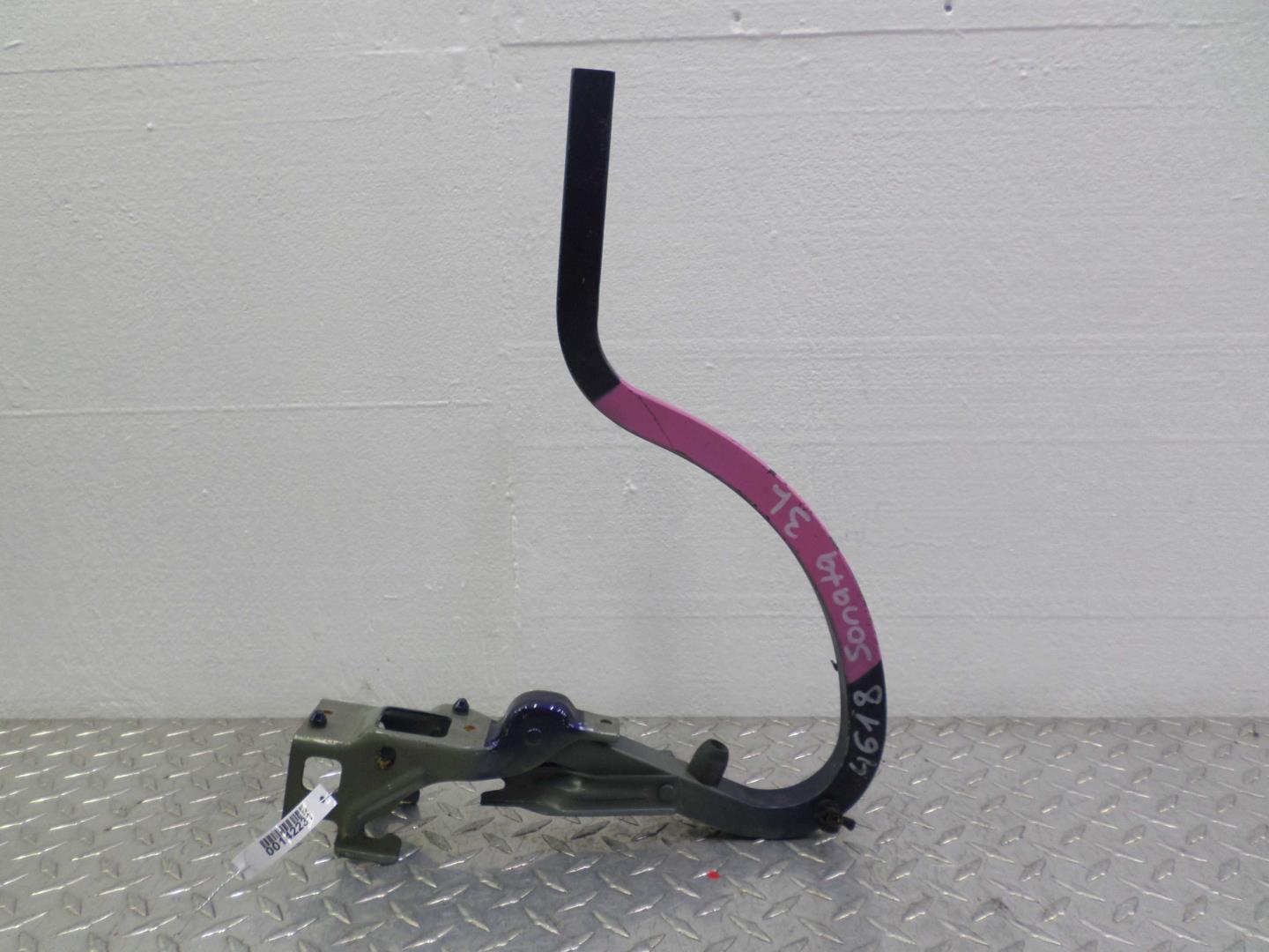 Петля крышки багажника