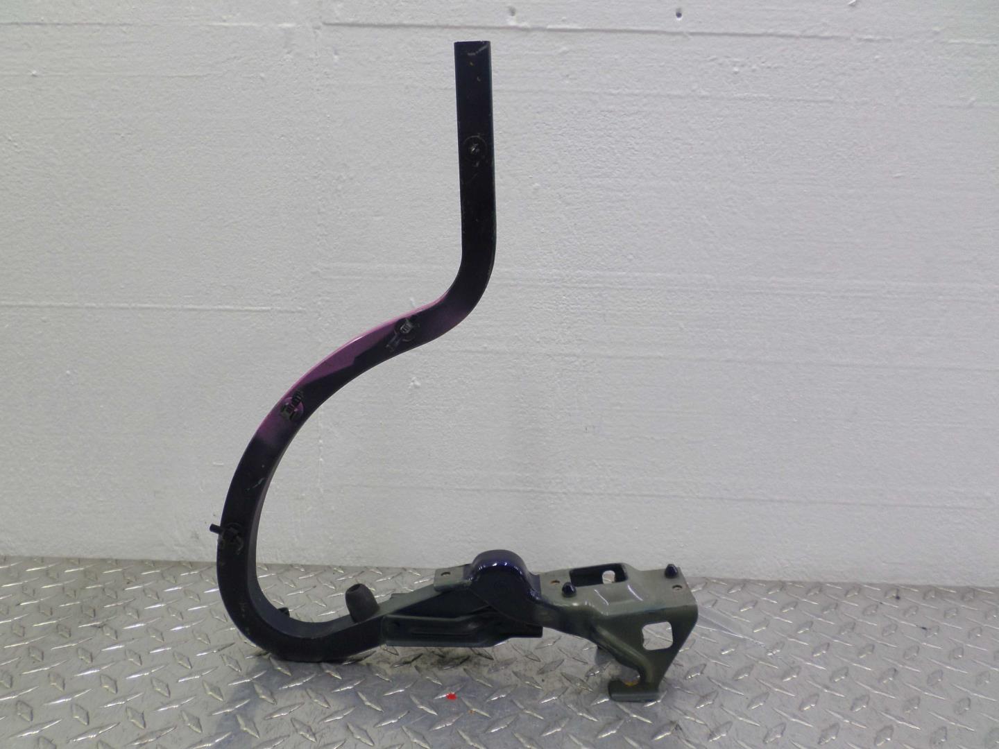 Петля крышки багажника