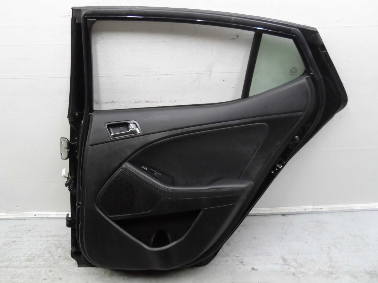 Стекло двери задней правой