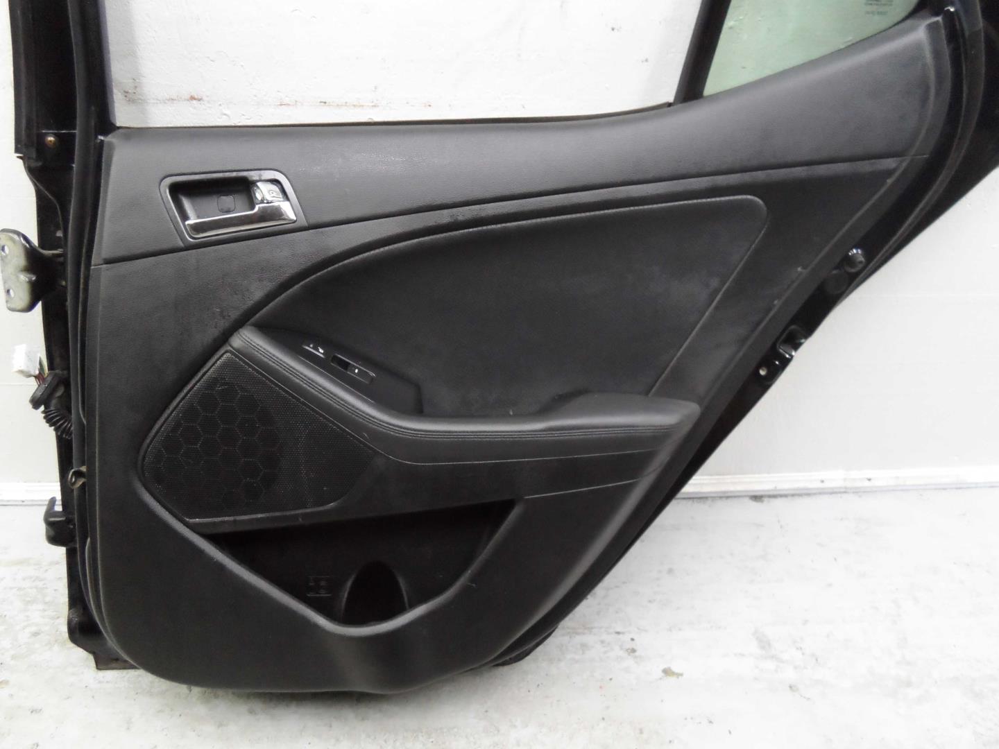 Стекло двери задней правой