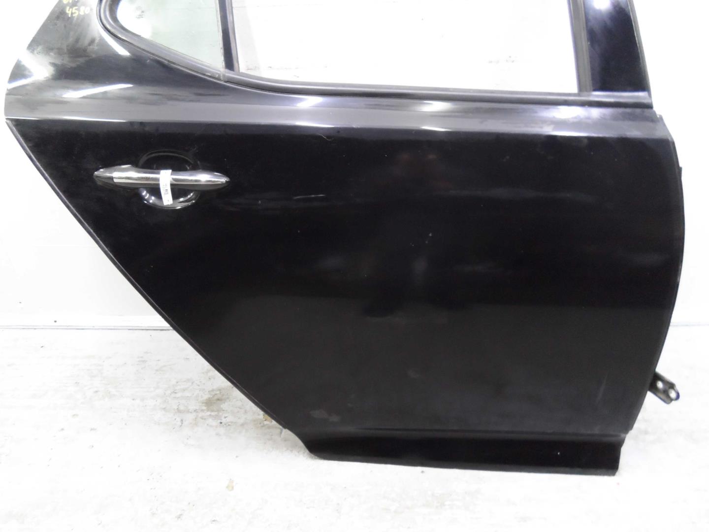 Стекло двери задней правой