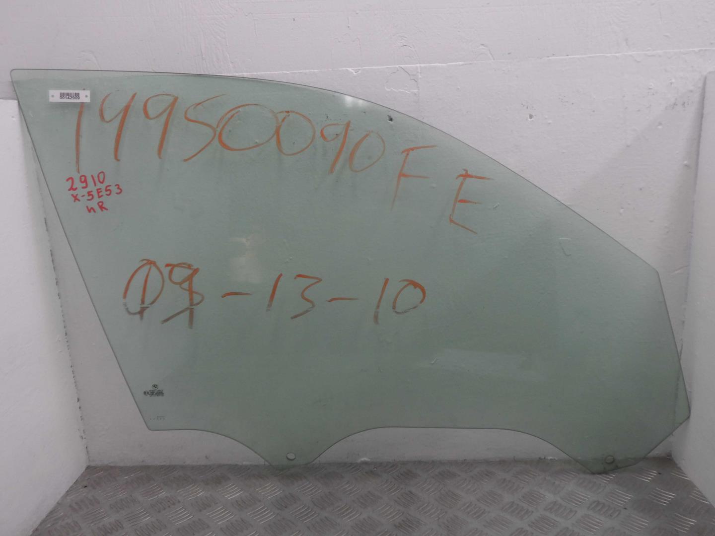 Стекло двери передней правой