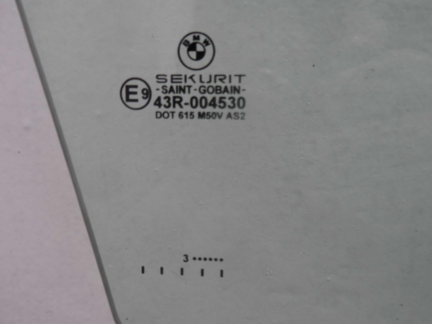 Стекло двери передней правой