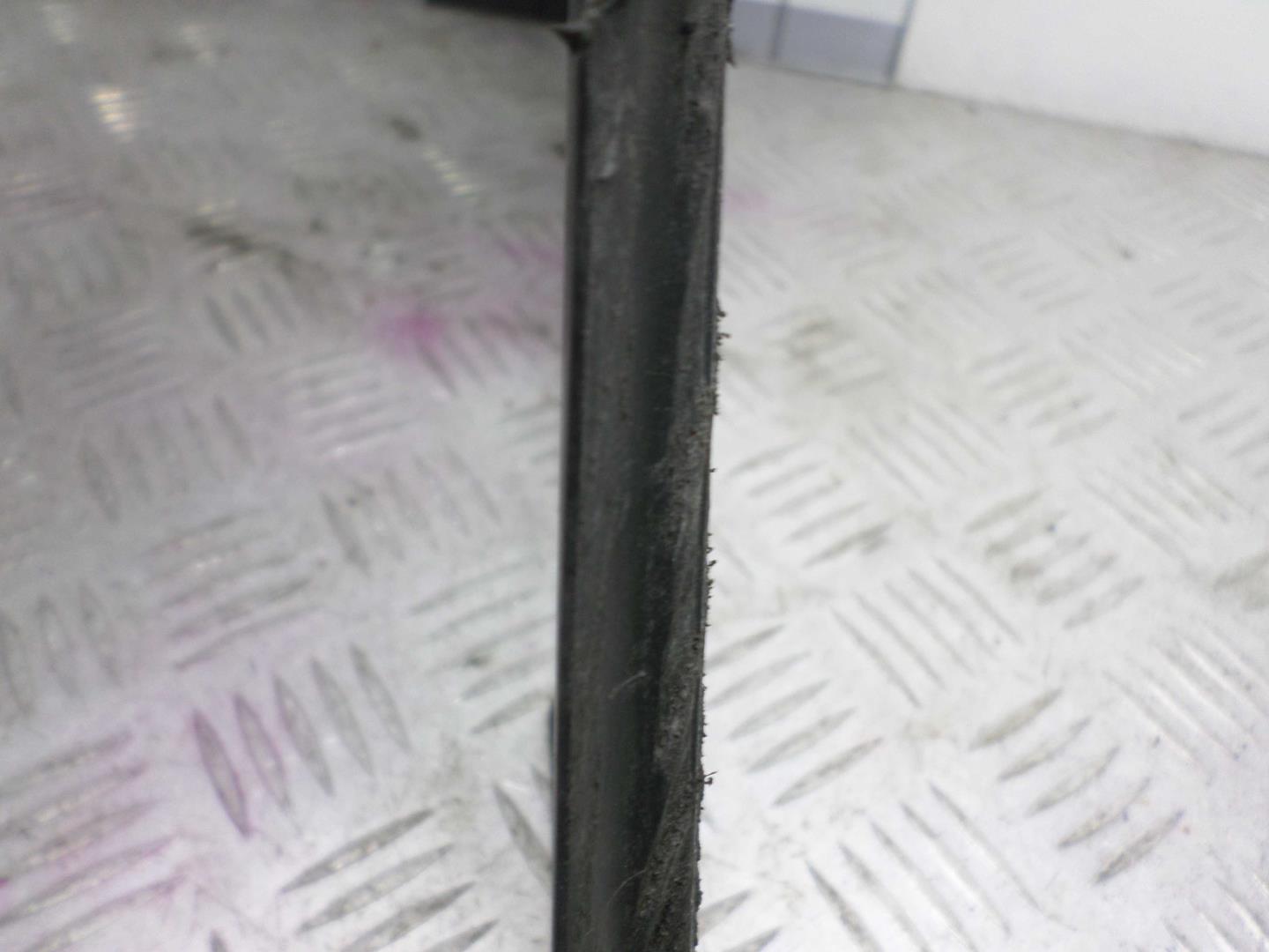 Стекло кузовное глухое левое