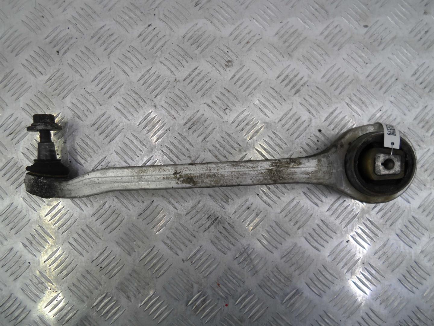 Рычаг передний нижний правый