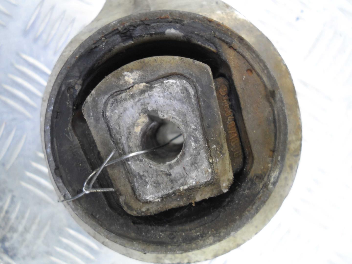 Рычаг передний нижний правый