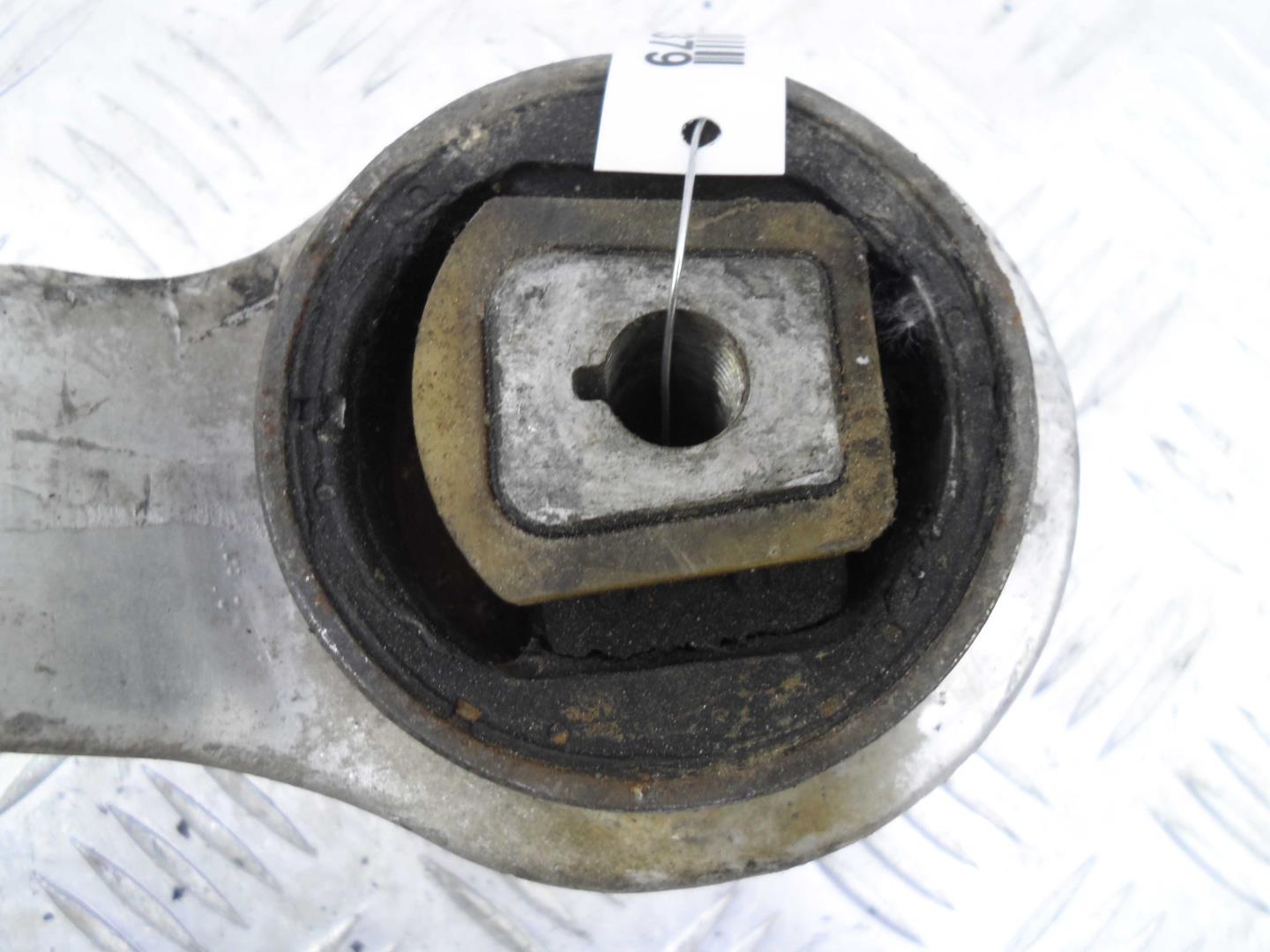 Рычаг передний нижний правый