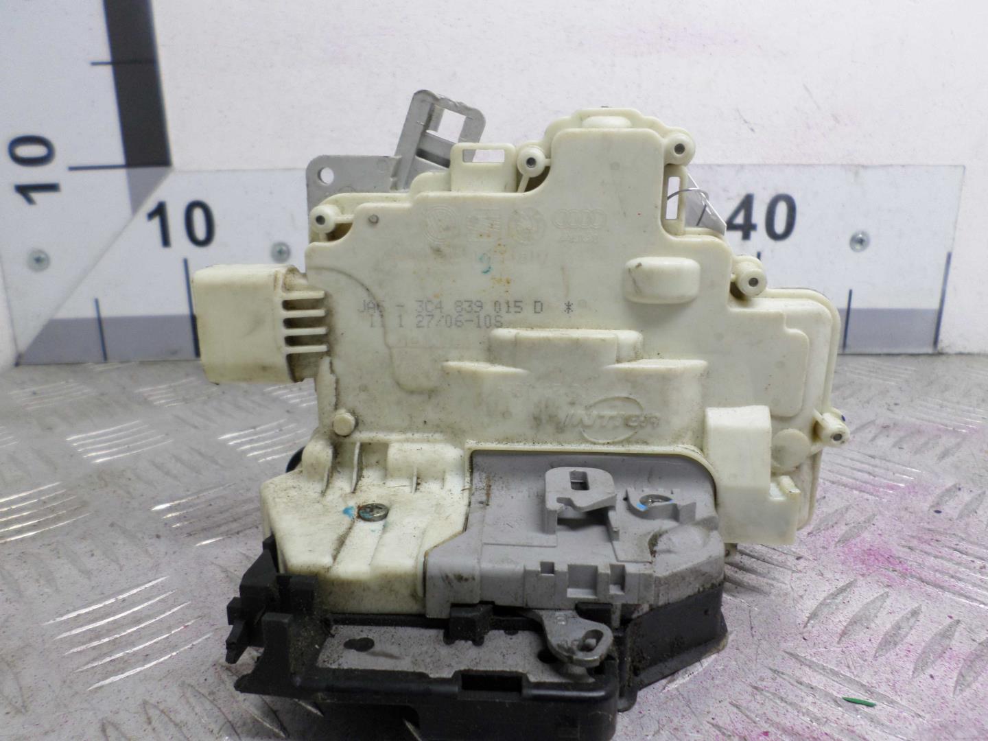 Замок двери задней левой