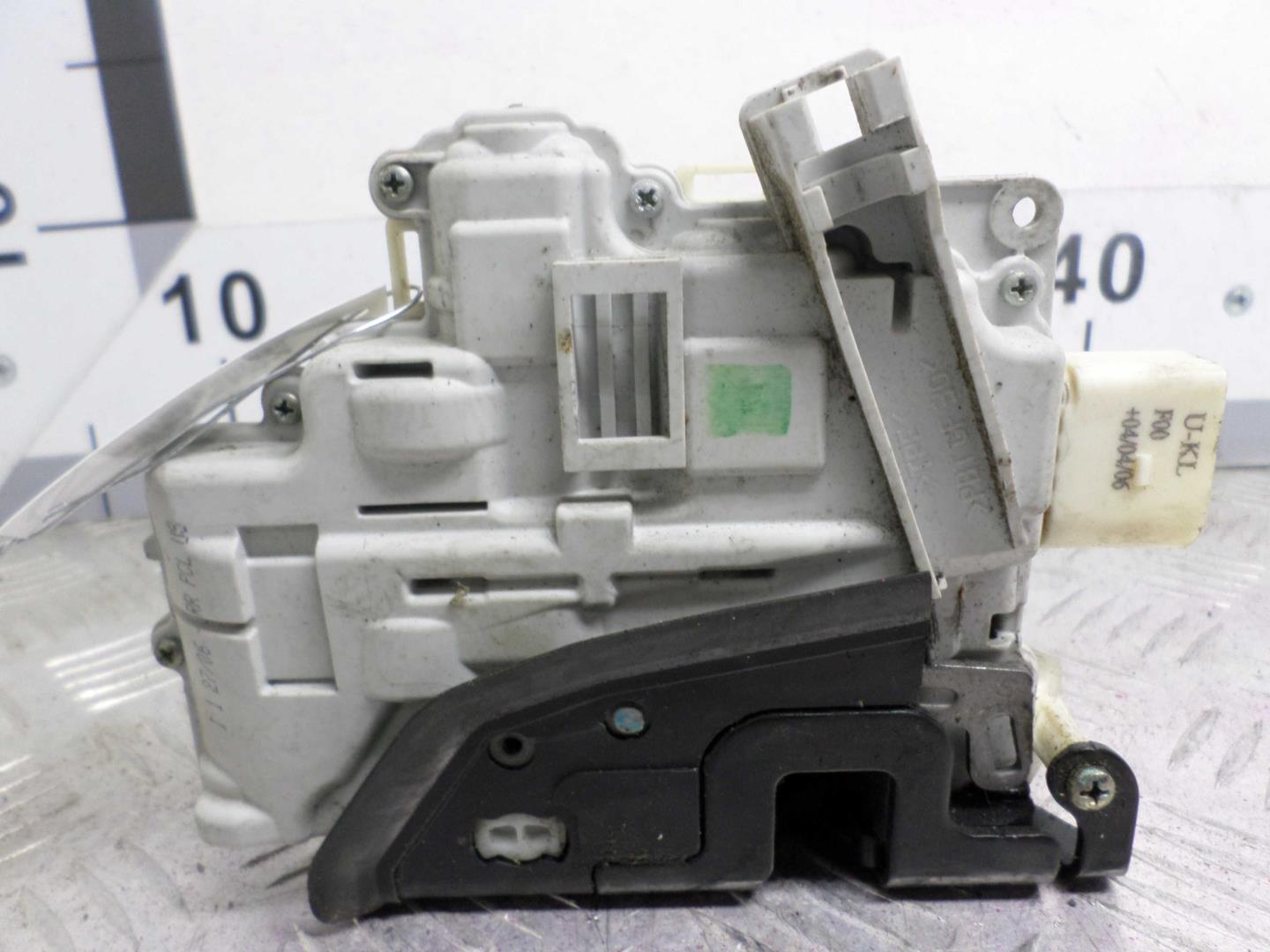 Замок двери задней левой