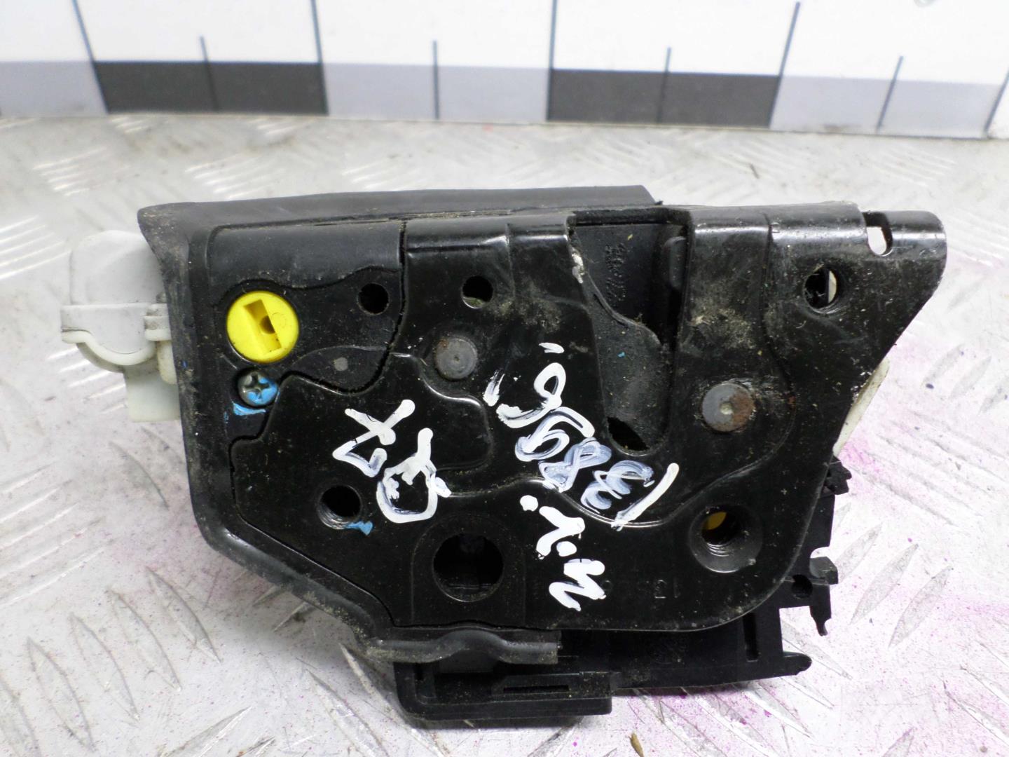 Замок двери задней левой