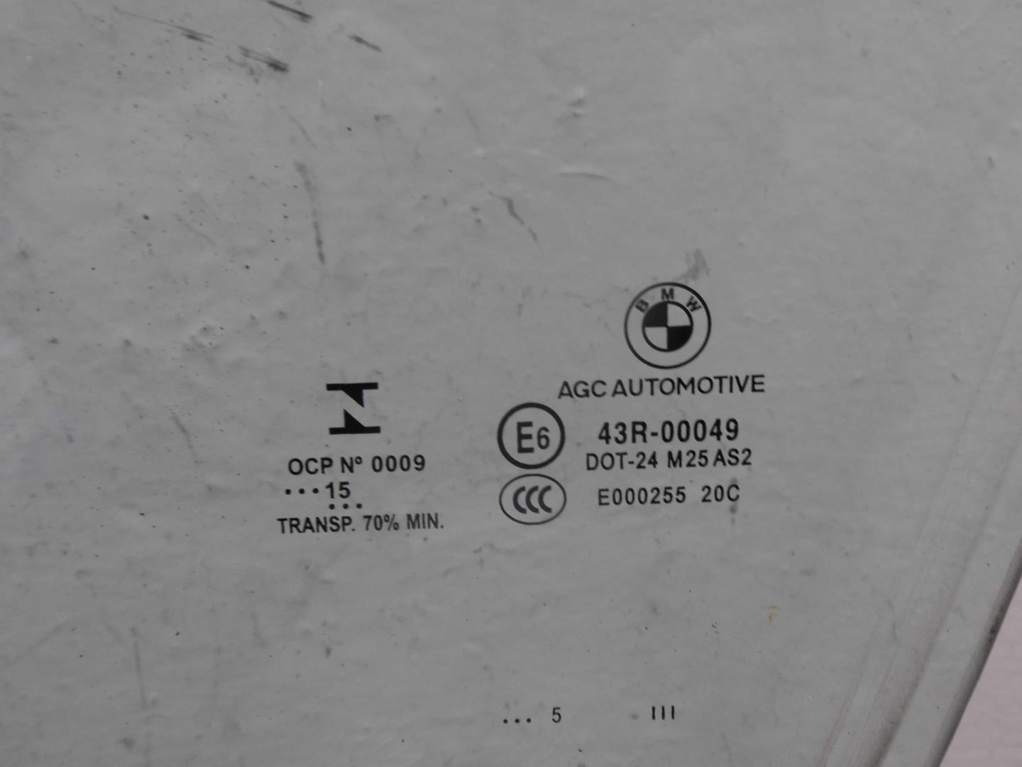 Стекло двери передней левой