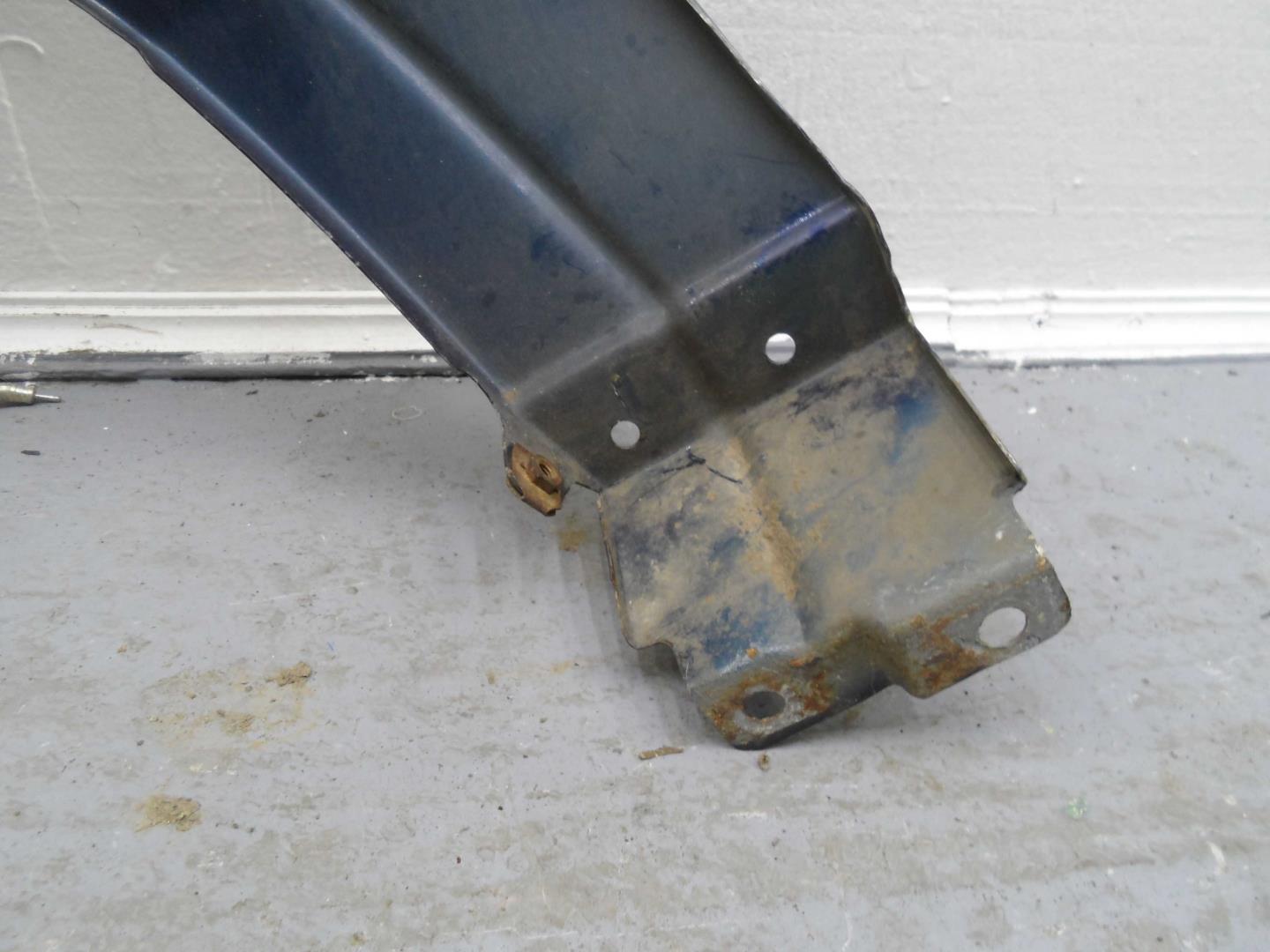 Крыло переднее правое