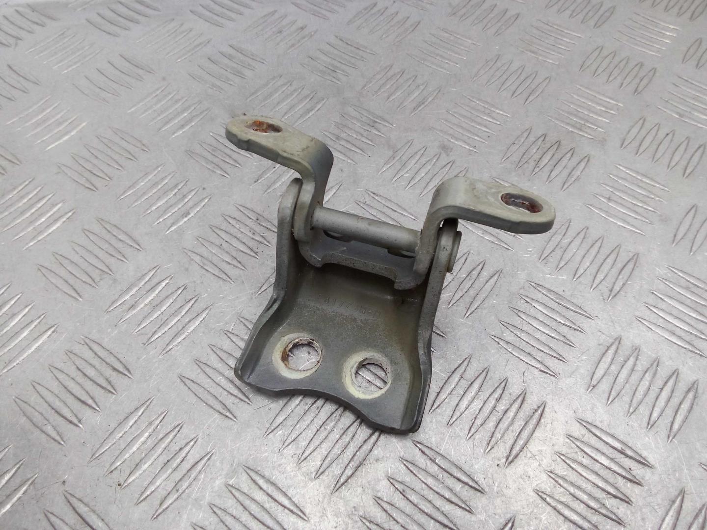 Петля двери передней