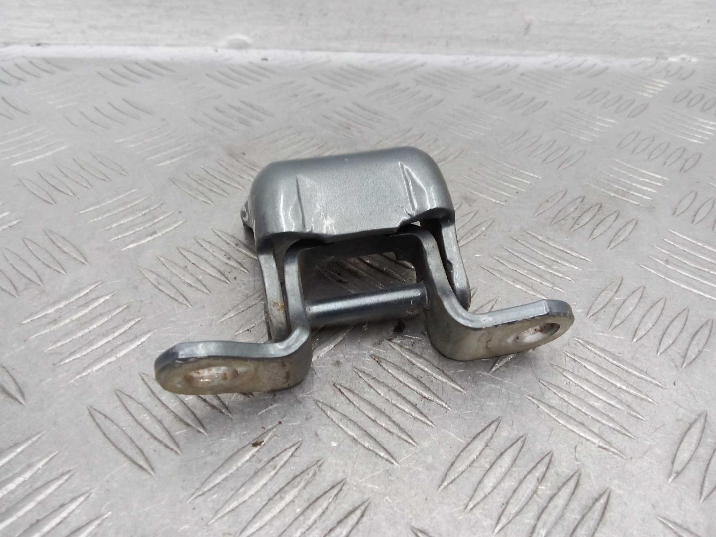 Петля двери передней