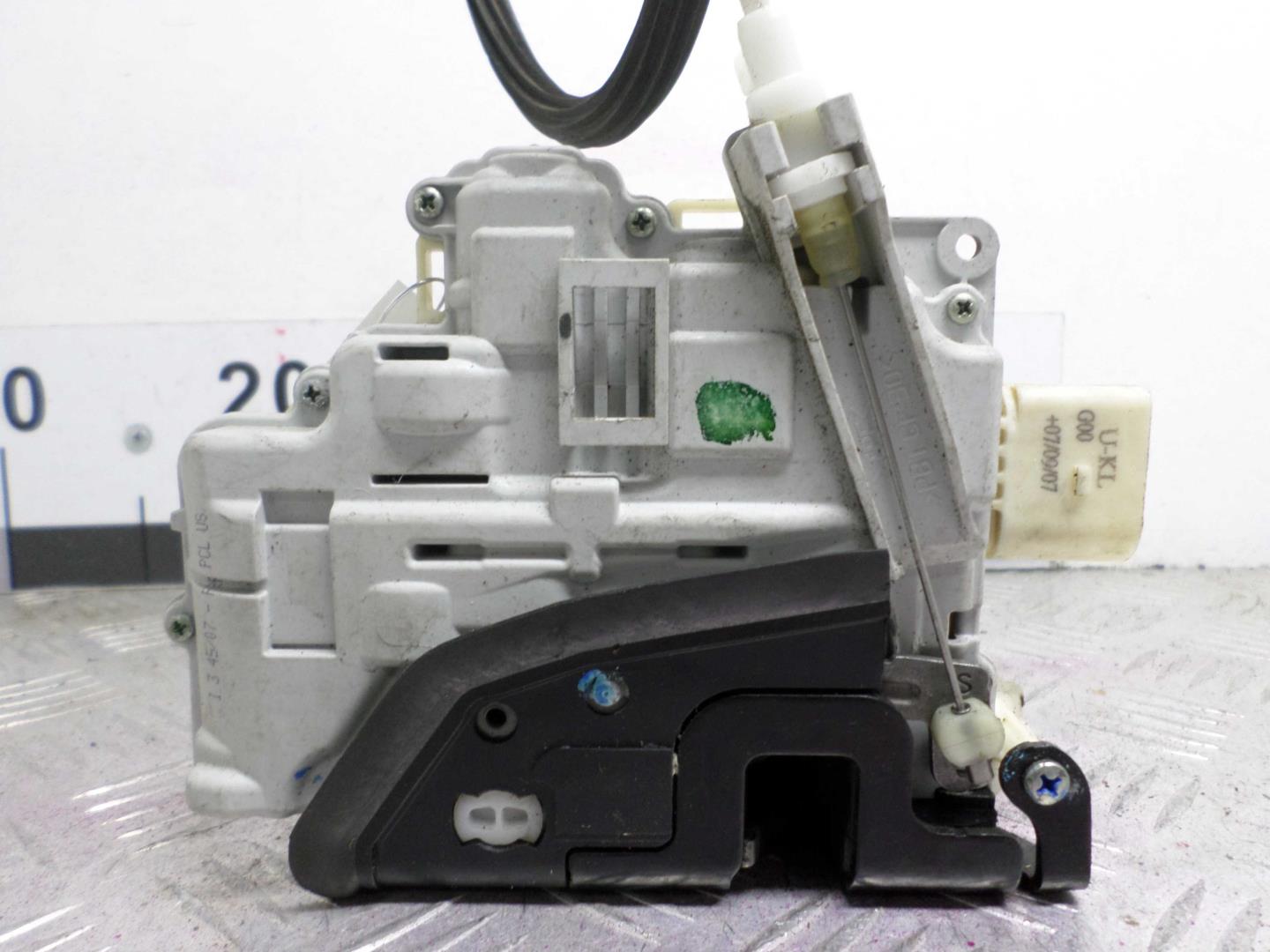 Замок двери задней левой