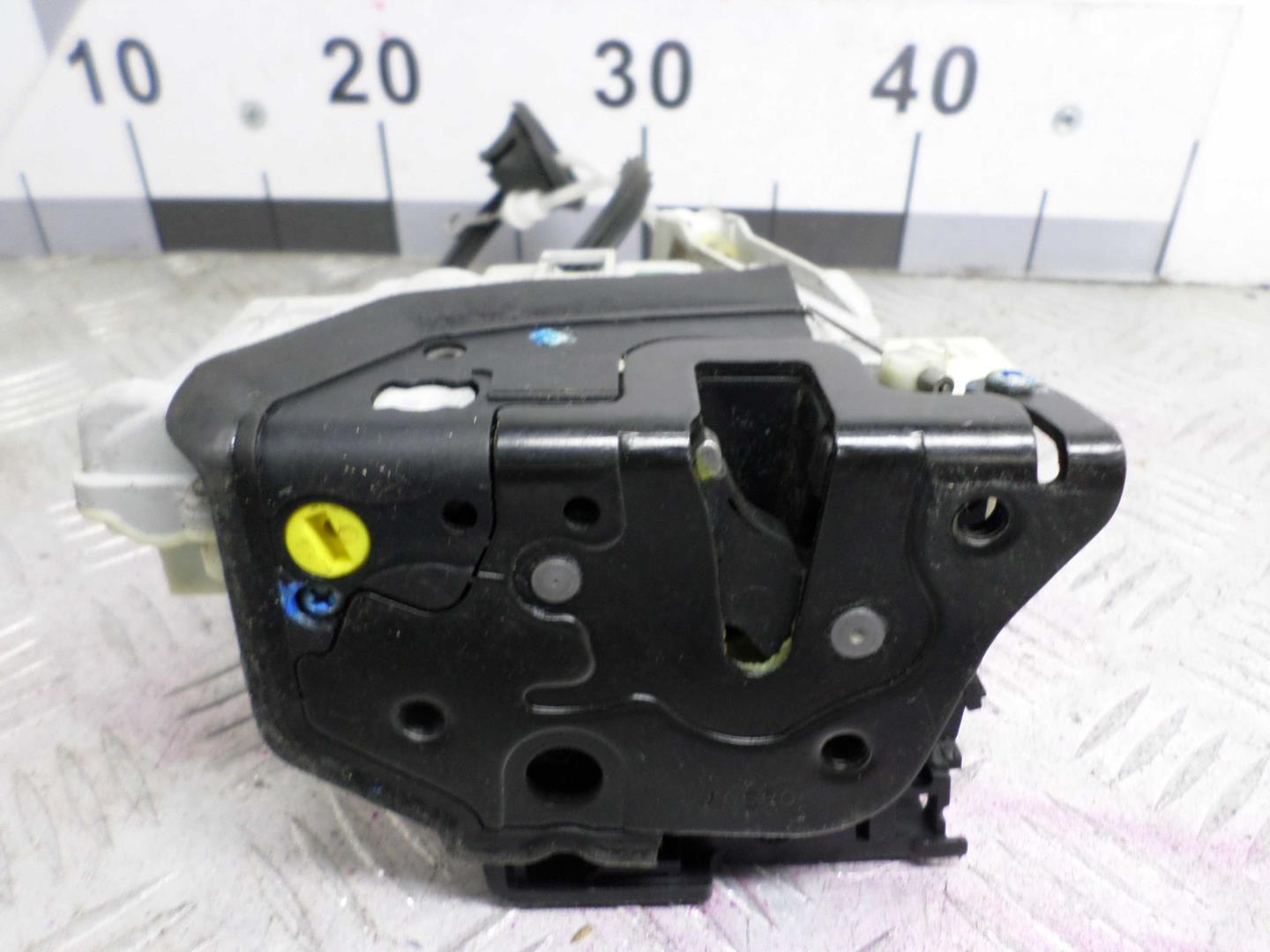 Замок двери задней левой