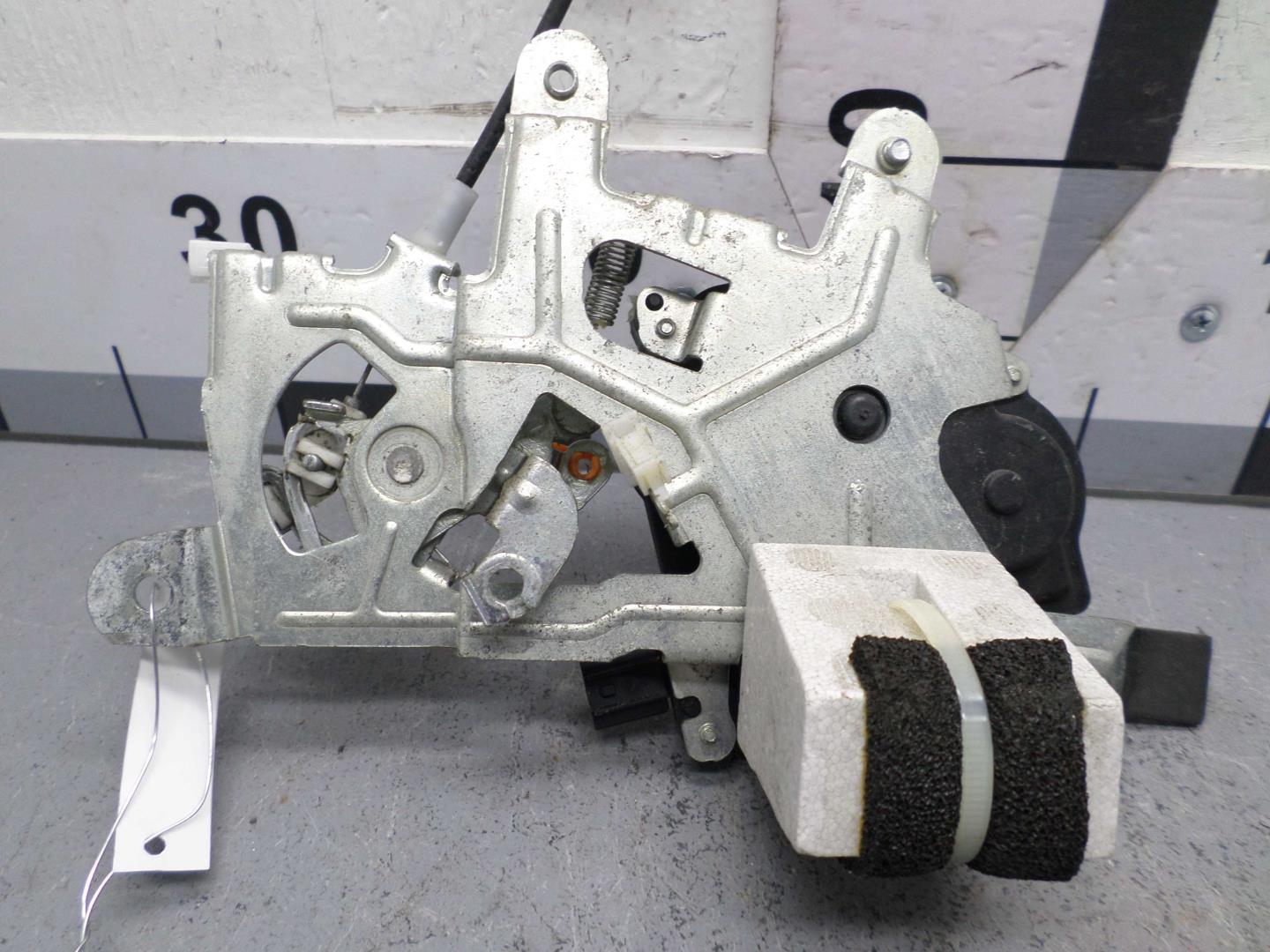 Замок двери задней левой