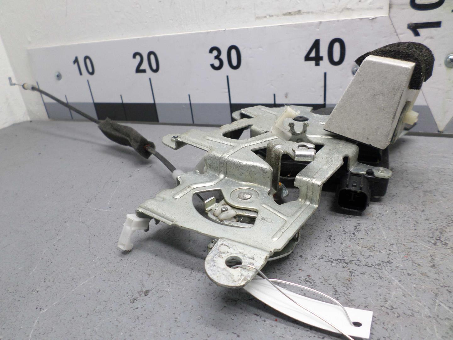 Замок двери задней левой