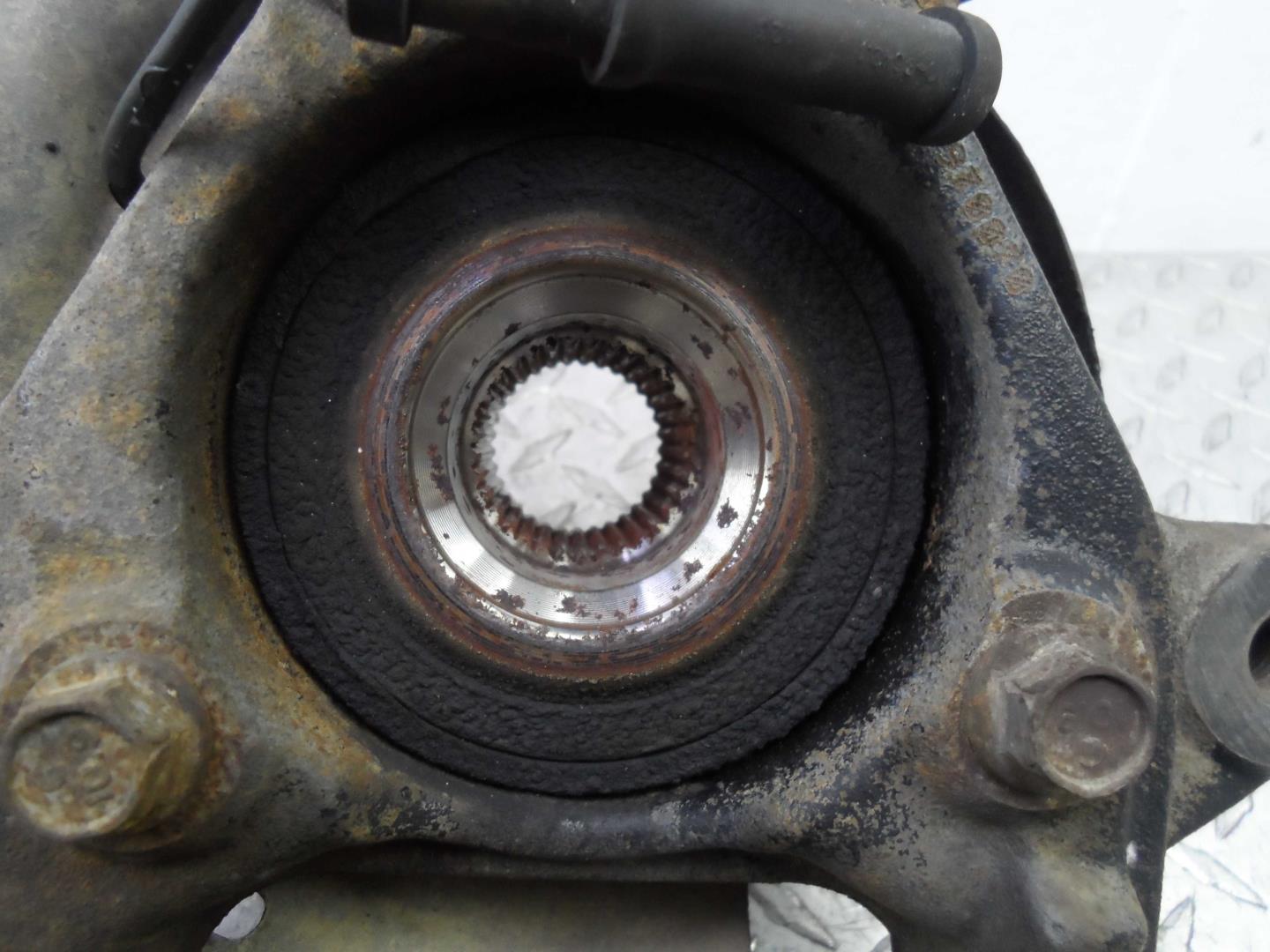 Кулак поворотный передний правый