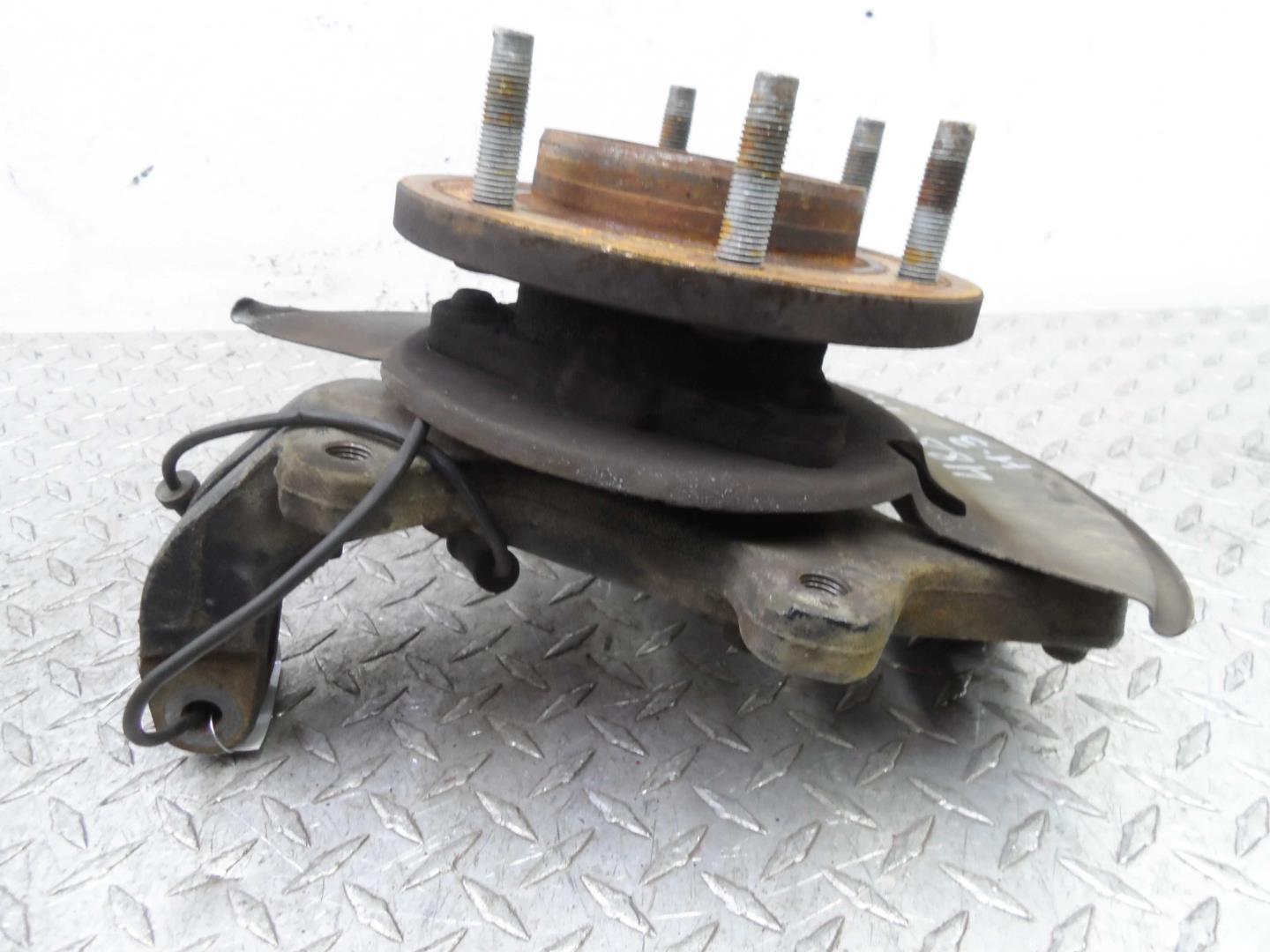 Кулак поворотный передний правый