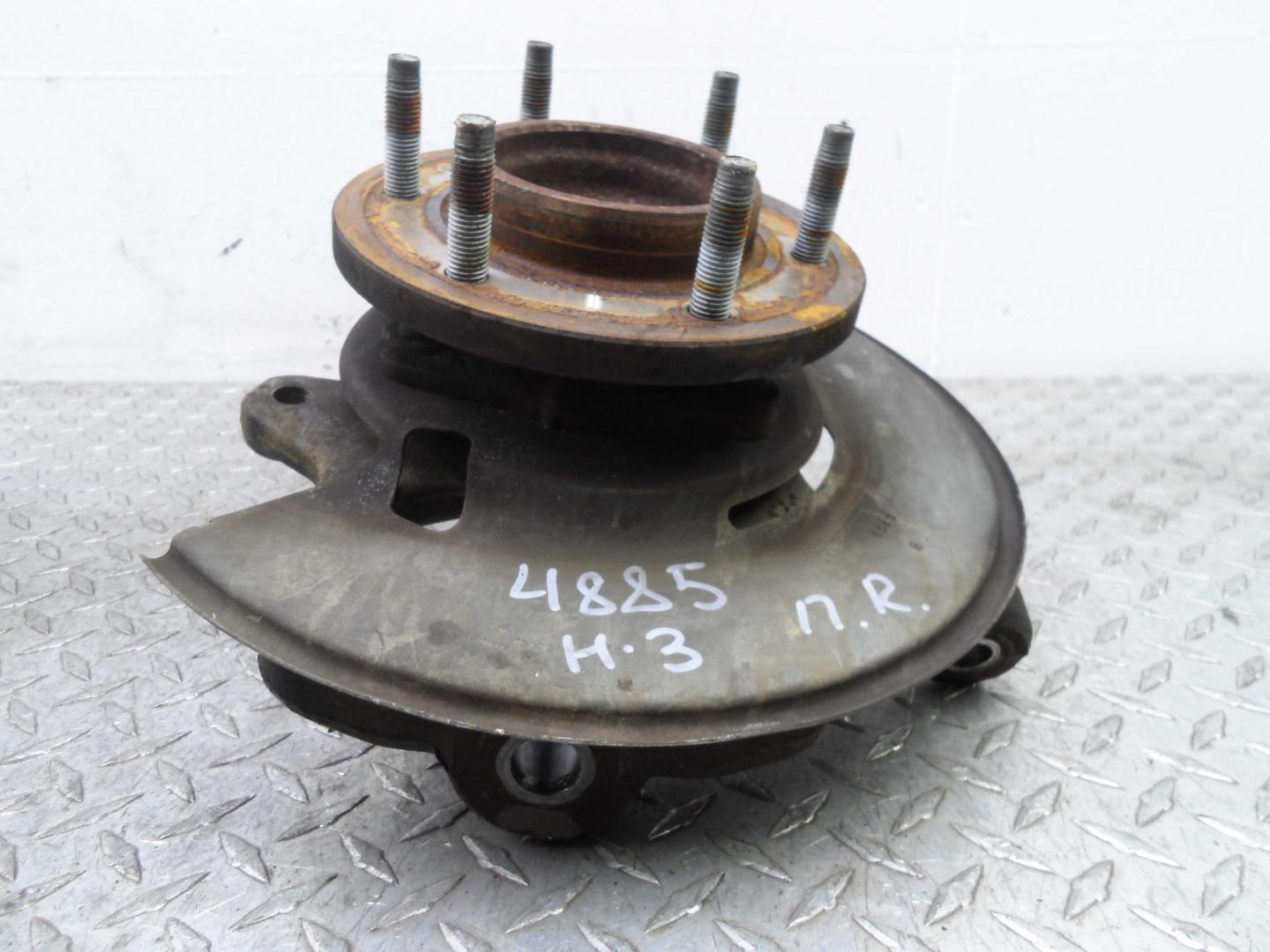 Кулак поворотный передний правый