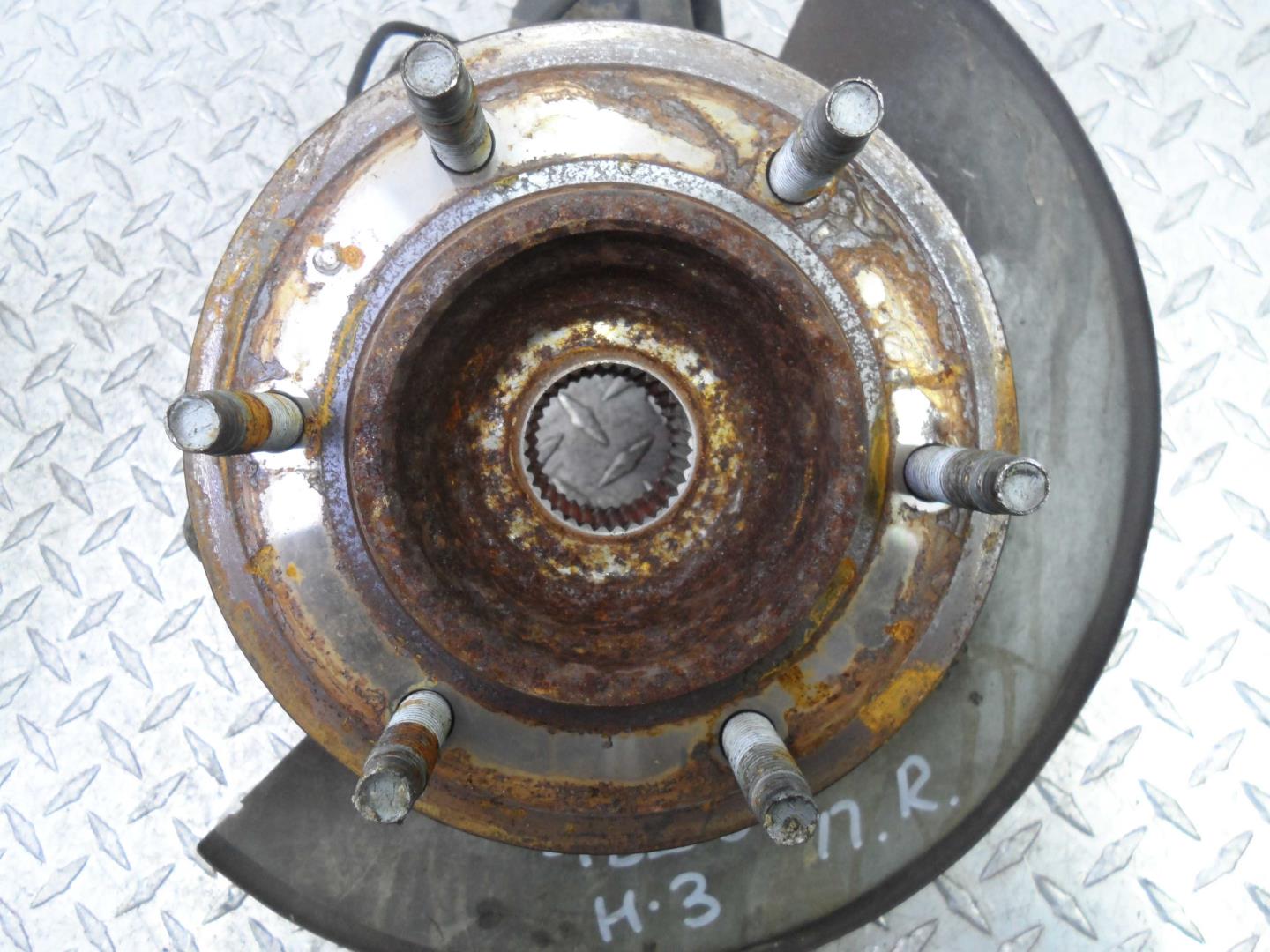 Кулак поворотный передний правый