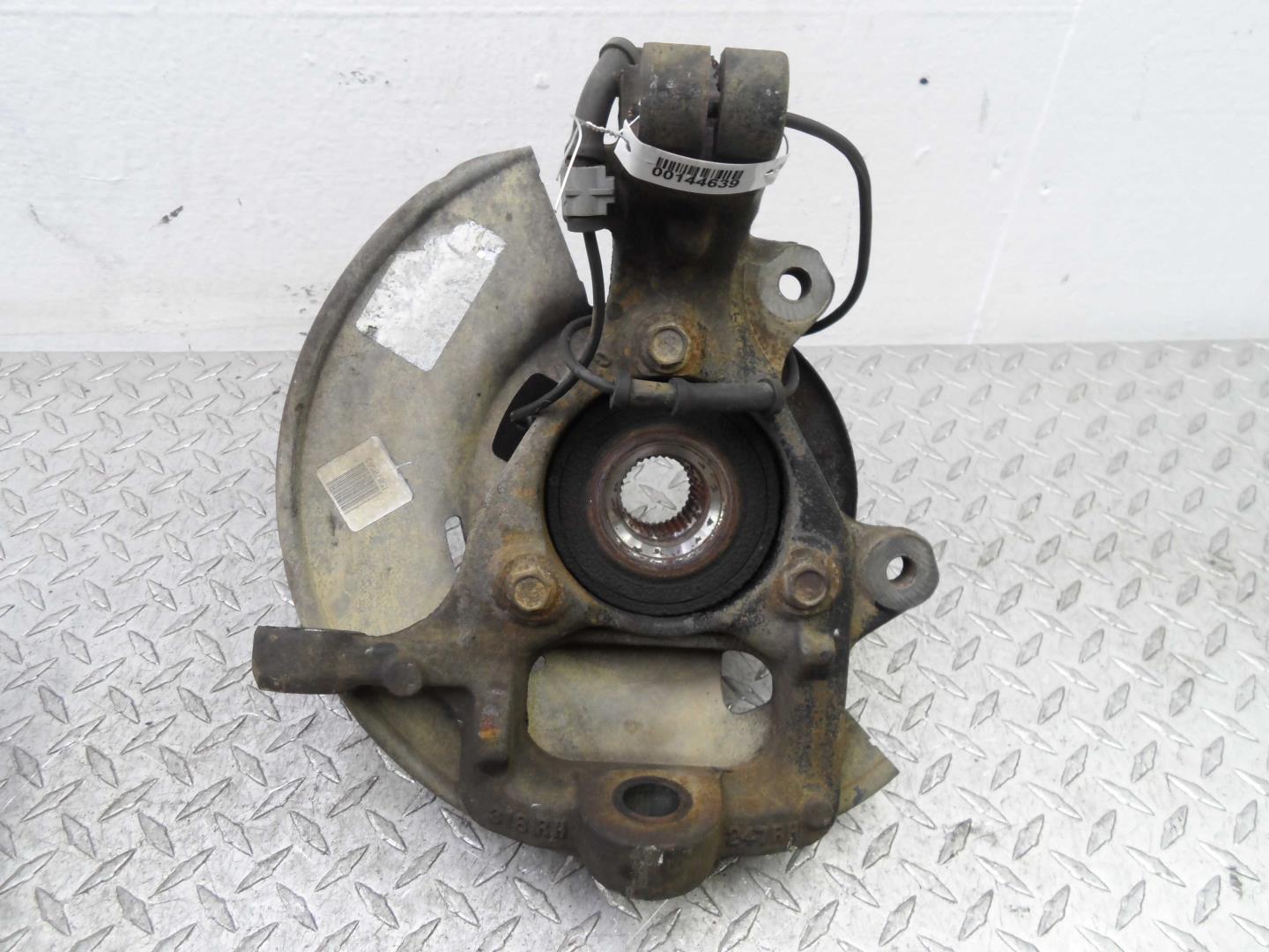 Кулак поворотный передний правый