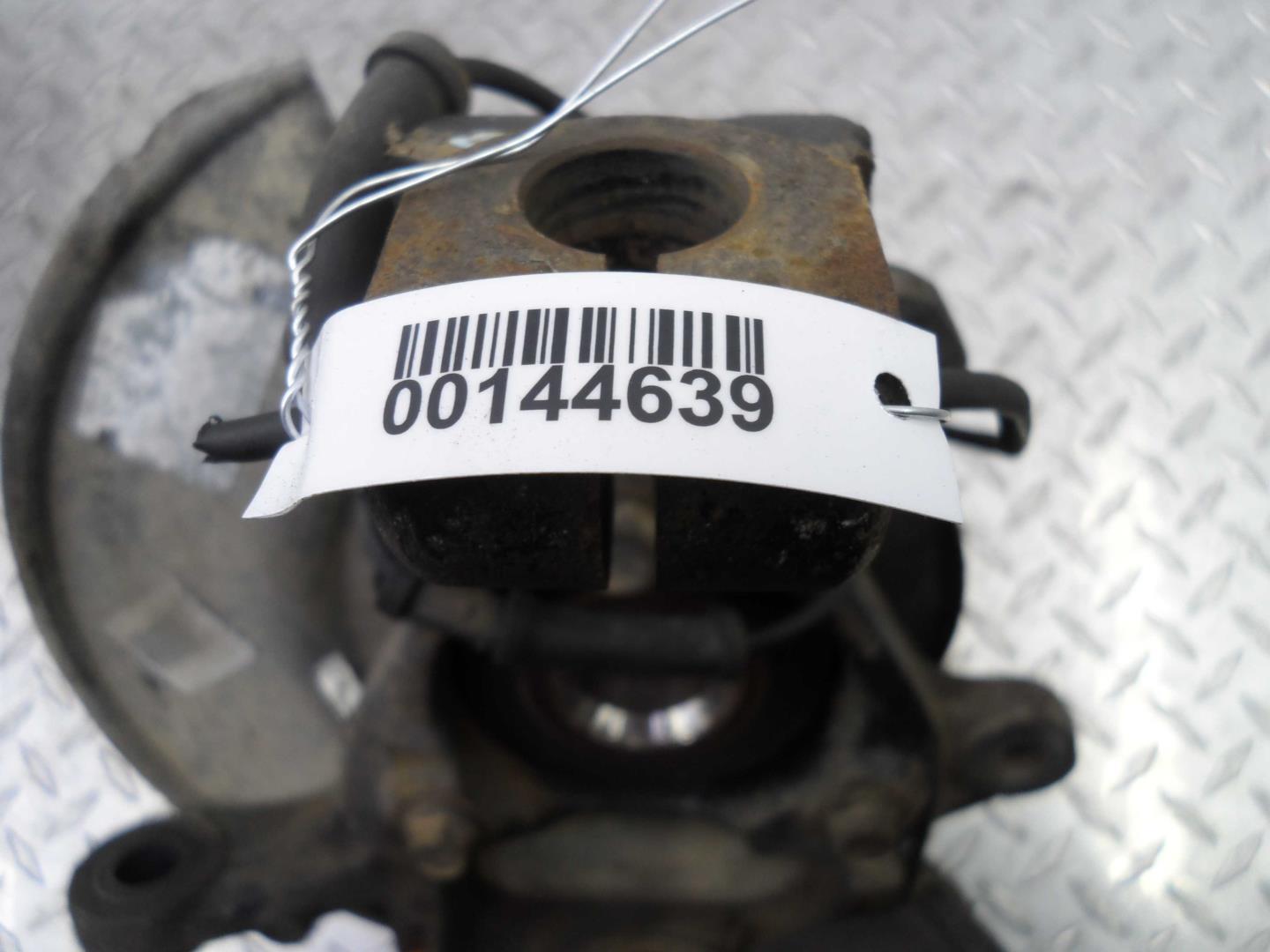 Кулак поворотный передний правый