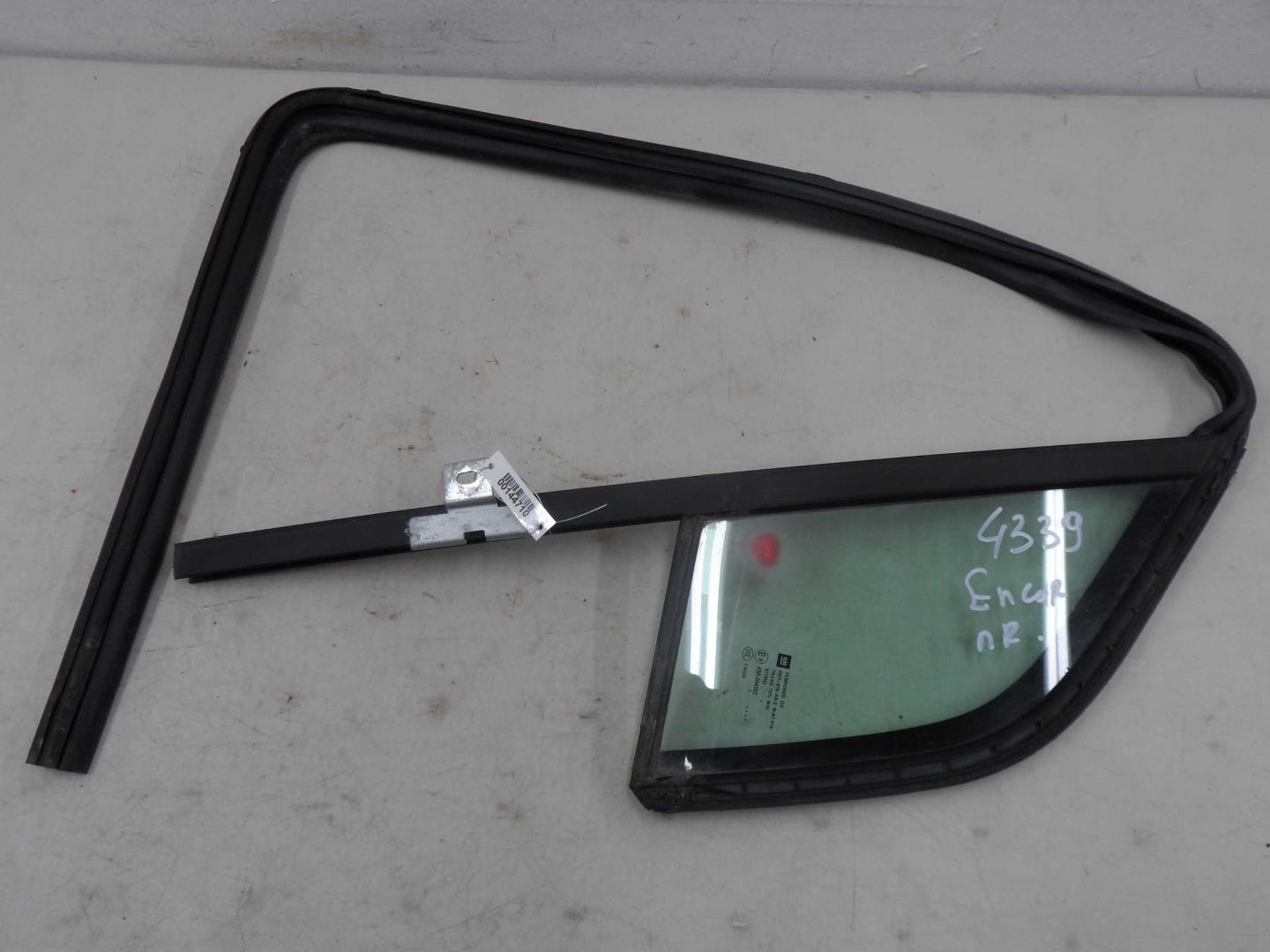 Стекло двери передней правой