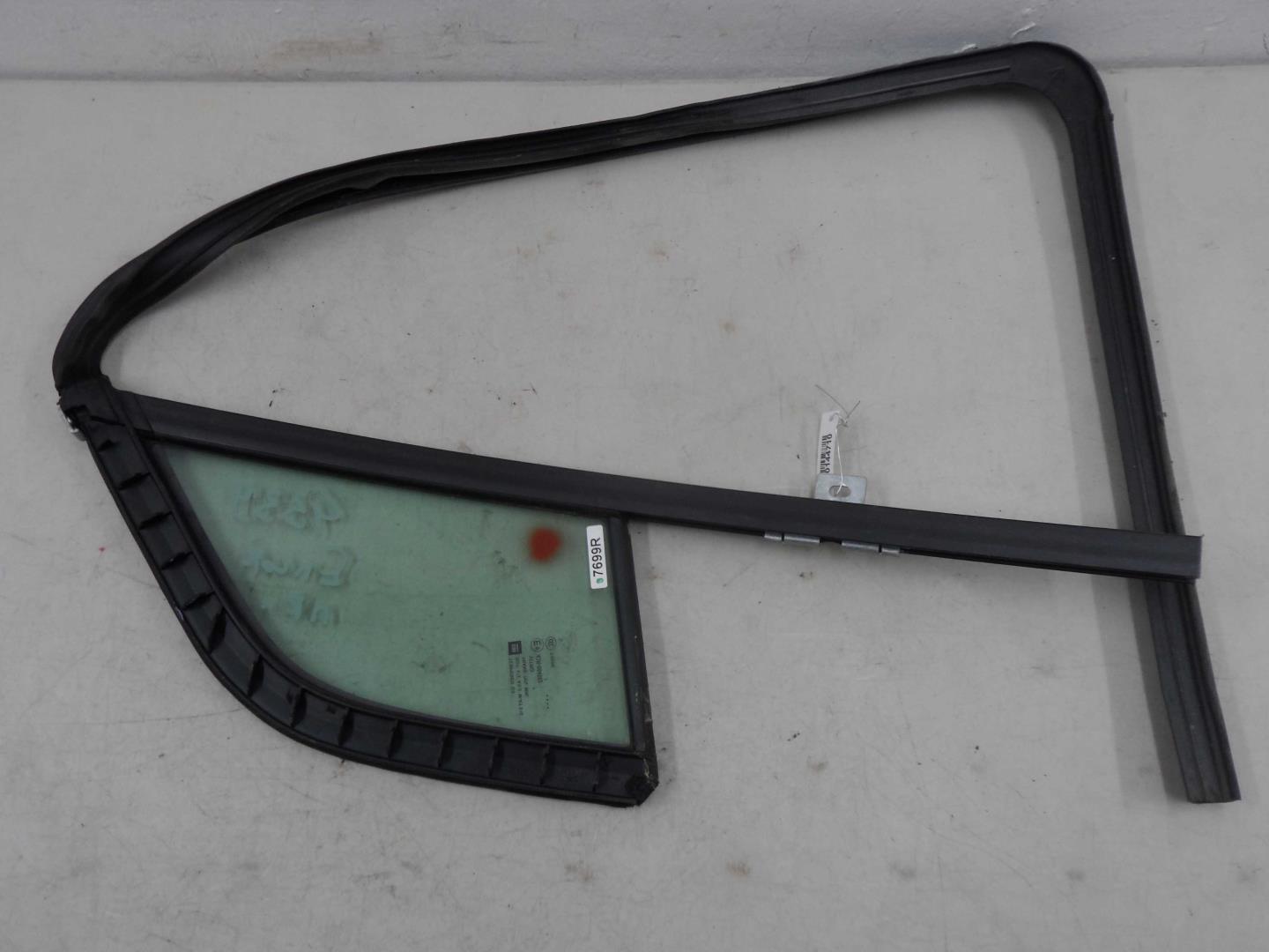 Стекло двери передней правой