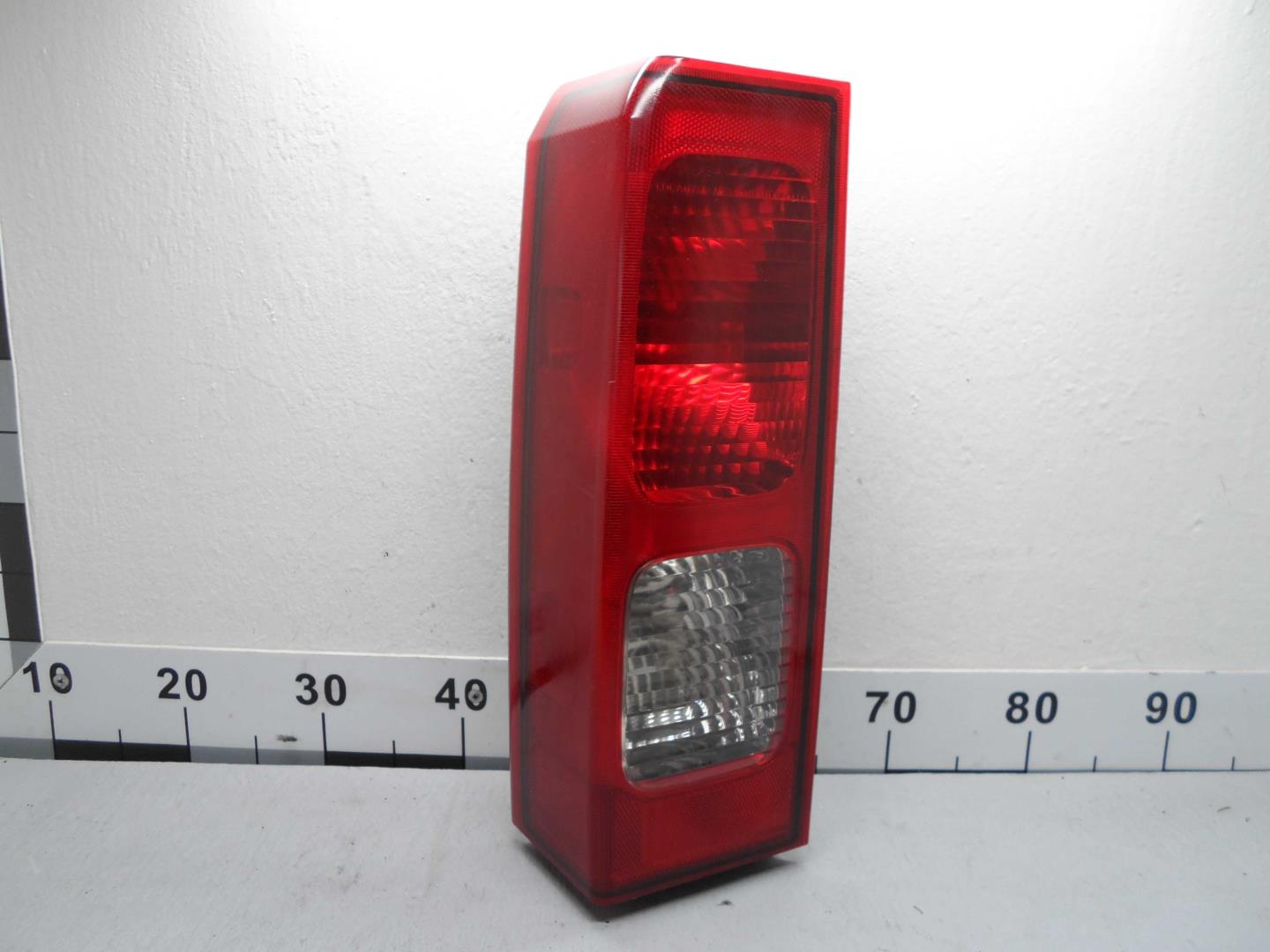 Фонарь задний наружный левый