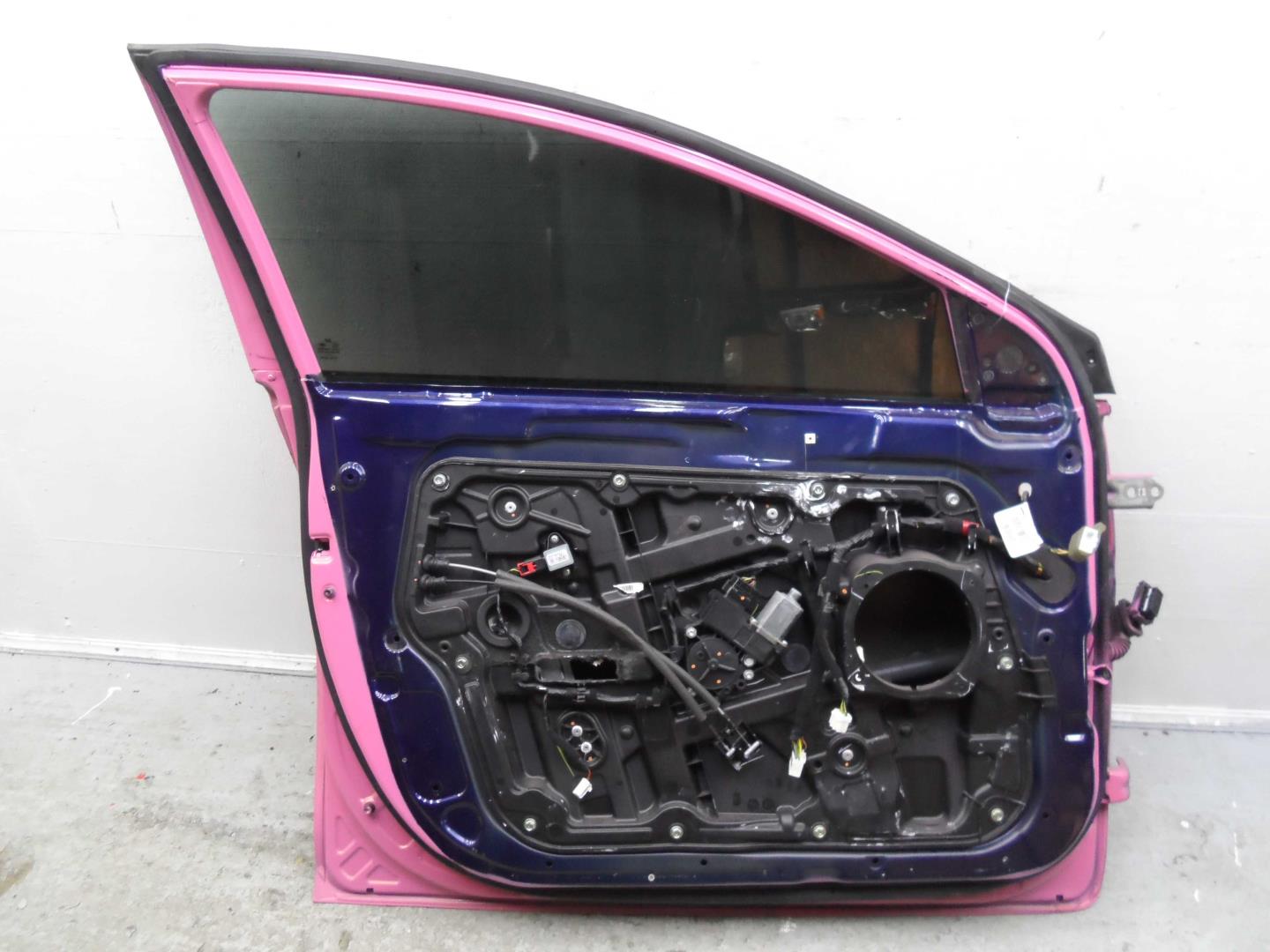 Замок двери передней левой