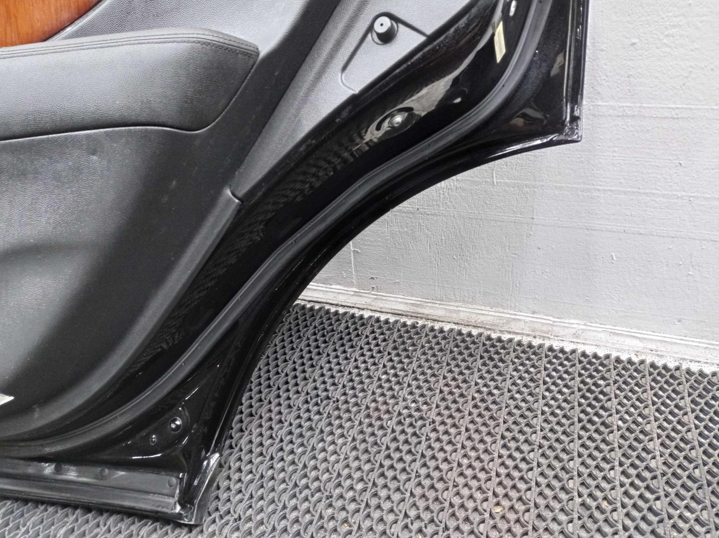 Стекло двери задней правой