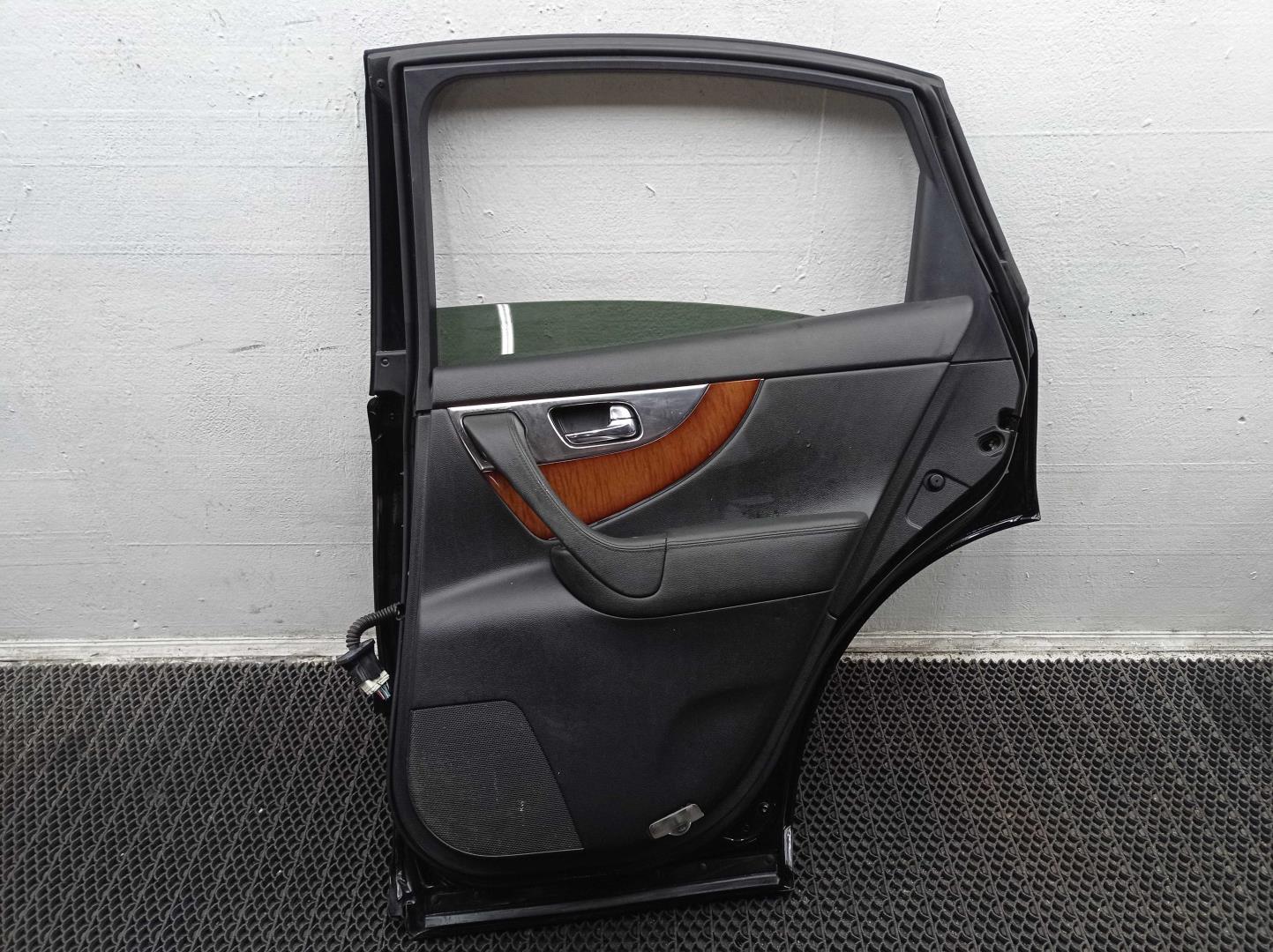 Стекло двери задней правой