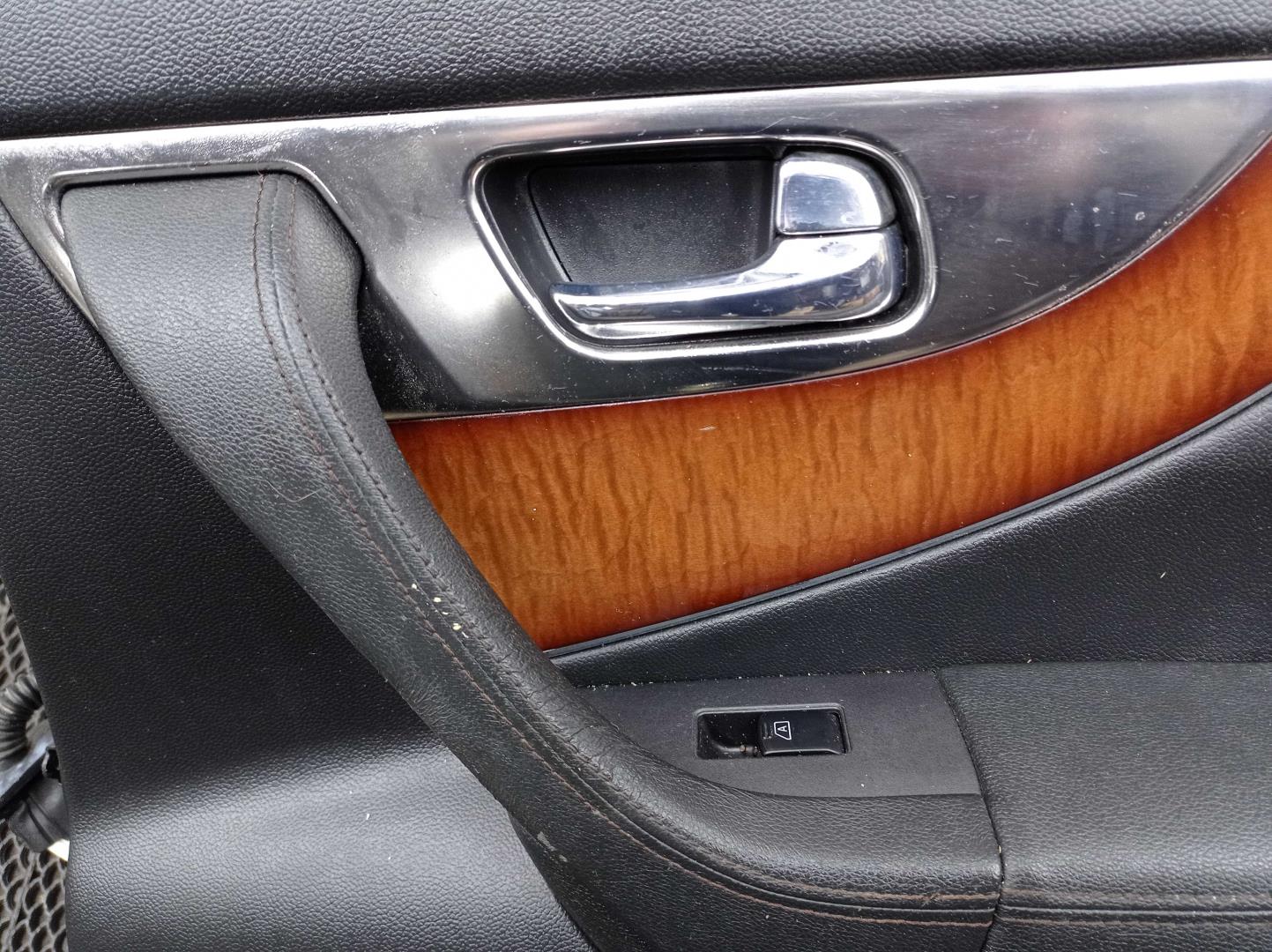 Стекло двери задней правой