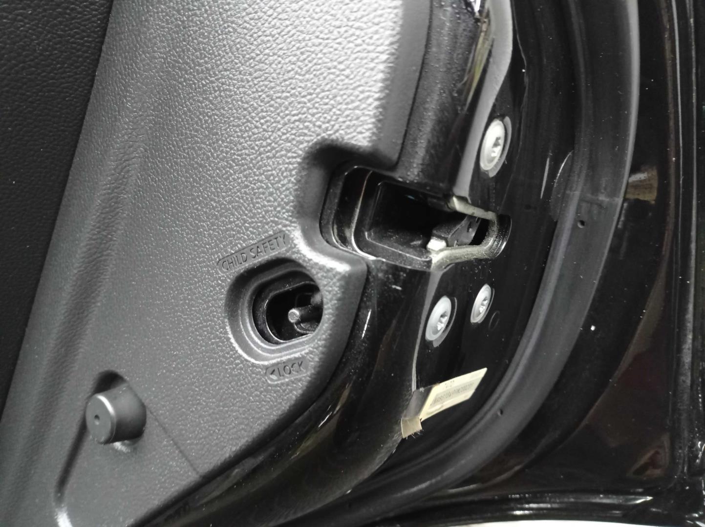 Стекло двери задней правой