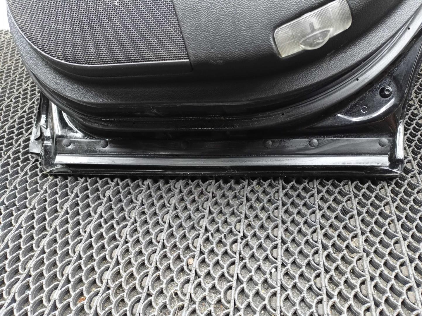 Стекло двери задней правой