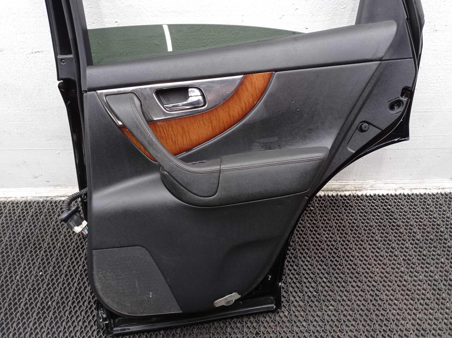 Стекло двери задней правой