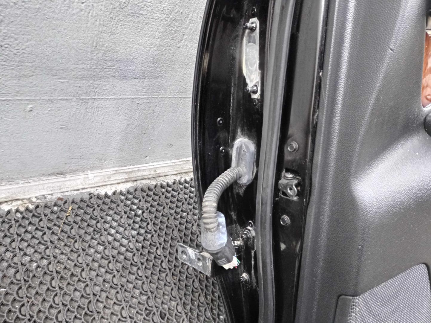 Стекло двери задней правой