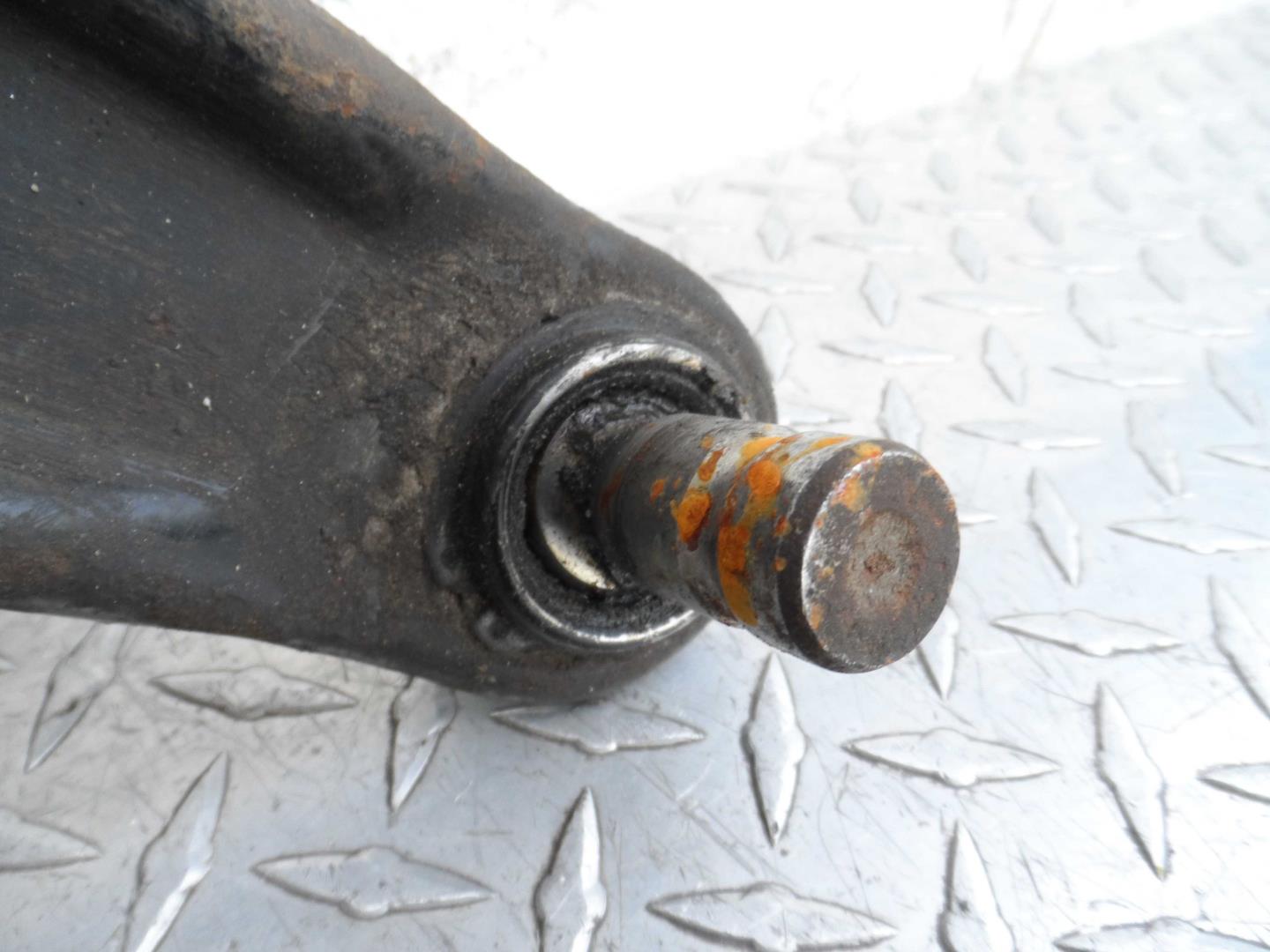 Рычаг передний нижний правый